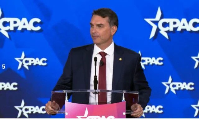 Por que Flávio Bolsonaro discursou no CPAC? Flávio discursou no CPAC, no Texas, para pedir que os EUA monitorem a liberdade de expressão no Brasil e pressionem por eleições justas. Ele busca atenção internacional para o processo eleitoral brasileiro. Qual foi a acusação de Flávio contra Joe Biden? Flávio acusou Biden de interferir nas eleições brasileiras de 2022, alegando que a USAID financiou a campanha de Lula. No entanto, não há provas públicas que sustentem essa afirmação. Quais são os projetos da USAID no Brasil? A USAID financia principalmente projetos nas áreas de saúde e educação no Brasil. Não há evidências de que a agência tenha interferido nas eleições de 2022. Quais consequências Flávio atribui à vitória de Lula? Flávio afirmou que a vitória de Lula trouxe uma crise econômica, aumento de cartéis narcoterroristas e escândalos de corrupção. Ele critica a gestão de Lula e suas consequências para o Brasil. O que Flávio pediu aos EUA em relação às eleições brasileiras? Flávio pediu que os EUA observem as eleições brasileiras com atenção e apliquem pressão diplomática para garantir que as instituições funcionem adequadamente. Qual é a visão de Flávio sobre a política externa dos EUA? Flávio sugere que os EUA deveriam pressionar por eleições livres e justas, baseadas em valores americanos, em vez de interferir para instalar líderes socialistas. Como Flávio compara a situação de seu pai à de Trump? Flávio afirma que seu pai, Jair Bolsonaro, sofre perseguição judicial semelhante à de Trump nos EUA. Ele alega que o STF conspirou para levar Lula ao poder. Qual é a situação atual de Jair Bolsonaro? Jair Bolsonaro foi condenado a 27 anos de prisão por tentativa de golpe de Estado e outros crimes. Atualmente, cumpre pena em prisão domiciliar devido a problemas de saúde. Por que Flávio destaca a importância do Brasil na América Latina? Flávio enfatiza o tamanho e a influência do Brasil na região, sugerindo que um governo alinhado aos valores conservadores seria um aliado poderoso para os EUA. Como Flávio descreve a encruzilhada enfrentada pela América? Flávio afirma que a América deve escolher entre ter o Brasil como aliado poderoso ou como antagonista alinhado a adversários americanos, impactando a política regional. Qual é a posição de Flávio sobre os cartéis de drogas? Flávio mencionou cartéis de drogas cinco vezes, pedindo colaboração dos EUA no combate a facções como PCC e CV, e associando Lula a esses grupos criminosos. Quais são as aspirações políticas de Flávio para o futuro? Flávio prometeu voltar ao CPAC como presidente do Brasil, afirmando que seria uma versão melhorada de seu pai, assim como um segundo governo Trump seria melhor. Quem acompanhou Flávio no CPAC? Flávio estava acompanhado de seu irmão Eduardo Bolsonaro, apresentado como "deputado exilado", e outros aliados, reforçando a presença da família Bolsonaro no evento.