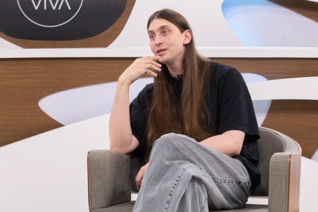 Felipe Bressanim, amplamente reconhecido como **Felca**, participou do programa **Roda Viva** na última segunda-feira, 23 de março. Durante a entrevista, Felca abordou diversos tópicos, mas um dos pontos mais notáveis foi sua decisão de descartar uma **carreira política**. Mas por que Felca, um influenciador com uma vasta audiência e potencial para impactar a sociedade, optou por não seguir esse caminho? Para entender melhor essa escolha, é importante considerar o contexto em que Felca se encontra. Como influenciador, ele possui uma plataforma significativa, com milhões de seguidores que acompanham suas opiniões e atividades. Essa posição naturalmente levanta a questão: por que não usar essa influência para entrar na política e promover mudanças diretas? Felca explicou que, apesar de reconhecer a importância da política e o impacto que ela tem na vida das pessoas, ele acredita que sua contribuição para a sociedade pode ser mais eficaz fora do cenário político tradicional. Ele destacou que, como influenciador, tem a liberdade de abordar uma variedade de temas, desde questões sociais até entretenimento, sem as restrições que muitas vezes acompanham uma carreira política. Além disso, Felca mencionou que a política, muitas vezes, envolve compromissos e concessões que podem não estar alinhados com seus valores pessoais ou com a mensagem que deseja transmitir ao seu público. Ele enfatizou que, ao permanecer fora da política, pode manter sua autenticidade e continuar a se conectar com seus seguidores de maneira genuína. Outro aspecto importante que Felca abordou foi a questão do impacto. Ele acredita que, através de suas plataformas digitais, pode alcançar um público mais amplo e diversificado, promovendo discussões e conscientização sobre temas relevantes de maneira mais direta e acessível. Essa capacidade de engajamento é algo que ele valoriza profundamente e que considera essencial para seu trabalho como influenciador. Felca também destacou que, ao não se envolver diretamente na política, pode colaborar com diferentes iniciativas e causas sem estar vinculado a um partido ou ideologia específica. Isso lhe permite apoiar projetos e movimentos que realmente acredita serem benéficos para a sociedade, sem as limitações que uma carreira política poderia impor. Em resumo, a decisão de Felca de não seguir uma carreira política está enraizada em seu desejo de manter a liberdade e a autenticidade que sua posição como influenciador lhe proporciona. Ele vê seu papel como alguém que pode inspirar e educar seu público sobre uma variedade de questões, sem as restrições e compromissos que a política tradicional pode exigir. Essa escolha reflete seu compromisso em usar sua plataforma para o bem social, mantendo-se fiel aos seus princípios e valores pessoais.