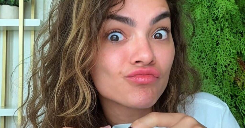 Quais são os nomes que revelam a idade das mulheres acima dos 30 anos? 🤔 Nomes como Andreia, Priscila e Adriana, populares nos anos 80, podem indicar que a pessoa nasceu nessa década vibrante. Por que nomes como Ana Paula e Carla foram tão populares nos anos 80? Esses nomes clássicos tiveram um pico significativo nos anos 80, refletindo as tendências da época. Quais nomes dominaram as paradas de sucesso nos anos 80? Patrícia, Débora e Vanessa eram escolhas frequentes, carregando um charme particular e sendo considerados fortes e marcantes. Como os anos 90 influenciaram a escolha de nomes como Jéssica e Kelly? Influenciados por novelas e celebridades, esses nomes tornaram-se tendência e foram amplamente adotados nos anos 90. Quais outros nomes marcaram presença nas décadas de 80 e 90? Karina, Renata e Daniela foram populares, com sonoridades agradáveis e significados positivos. Por que nomes como Tatiana e Juliana ainda são apreciados hoje? Esses nomes, comuns nos anos 80 e 90, continuam populares, mas carregam a marca temporal de suas épocas de maior popularidade. Como a cultura e a sociedade influenciam a escolha dos nomes? Personagens de TV, celebridades e eventos históricos moldam as preferências dos pais na hora de nomear seus filhos. Os nomes seguem tendências cíclicas como a moda? Sim, o que foi popular há décadas pode retornar com força total no futuro, trazendo novas gerações de Adrianas e Jéssicas.