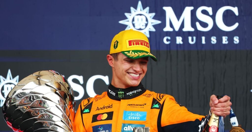 O piloto britânico **Lando Norris** expressou confiança no potencial da **McLaren** para se tornar o carro a ser batido nesta temporada, apesar de um início desafiador. A equipe, que foi campeã mundial de pilotos e construtores de **Fórmula 1** no ano passado, enfrenta dificuldades em termos de velocidade e confiabilidade nas primeiras corridas sob os novos regulamentos. Ambos os carros da McLaren não conseguiram largar na última corrida na China, mas a equipe ainda ocupa a terceira posição no campeonato geral, 80 pontos atrás da líder **Mercedes** e 49 pontos distante da **Ferrari**, que está em segundo lugar. Por que Lando Norris está confiante no potencial da McLaren? Segundo a publicação, Norris acredita que a McLaren tem a capacidade de construir o melhor carro da grade, como demonstrado nos últimos dois anos, quando a equipe conquistou o título de construtores. Ele destacou a impressionante recuperação da McLaren em 2024, quando conseguiram superar uma desvantagem de mais de 150 pontos para vencer o campeonato de construtores. Essa experiência passada alimenta sua confiança de que a equipe pode repetir o feito nesta temporada. Como a McLaren está se saindo nesta temporada? Apesar das dificuldades iniciais, a McLaren ocupa a terceira posição no campeonato geral. A equipe está atrás da Mercedes e da Ferrari, mas a diferença de pontos não é insuperável. Norris terminou em quinto lugar na abertura da temporada na Austrália e em quarto no sprint da China, mostrando que há potencial para melhorar. Qual é a visão de Oscar Piastri sobre a situação da McLaren? O companheiro de equipe de Norris, **Oscar Piastri**, compartilha da mesma visão otimista. Ele acredita que a equipe tem o sabor do sucesso e está determinada a voltar ao seu lugar de direito no topo. Piastri, que também enfrentou dificuldades no início da temporada, terminou em sexto no sprint da China, demonstrando resiliência e potencial de crescimento. Quais são os desafios enfrentados pela McLaren nesta temporada? A equipe enfrenta desafios significativos em termos de velocidade e confiabilidade. As duas primeiras corridas sob os novos regulamentos da Fórmula 1 foram difíceis, com ambos os carros não conseguindo largar na China. No entanto, a história de recuperação da McLaren em 2024 serve como um lembrete de que a equipe tem a capacidade de superar adversidades e se destacar. O que o futuro reserva para a McLaren nesta temporada? Segundo Norris, é preciso ter paciência, mas ele está confiante de que a McLaren pode ter o melhor carro este ano. A equipe está focada em melhorar seu desempenho e superar a diferença de pontos em relação à Mercedes e à Ferrari. Com a determinação de seus pilotos e a experiência de sucesso passado, a McLaren está bem posicionada para enfrentar os desafios e buscar o topo do campeonato. Em resumo, a confiança de Lando Norris na McLaren é baseada em experiências passadas de sucesso e na crença de que a equipe pode superar os desafios atuais. Com uma posição sólida no campeonato e a determinação de seus pilotos, a McLaren está focada em melhorar seu desempenho e buscar o título nesta temporada.