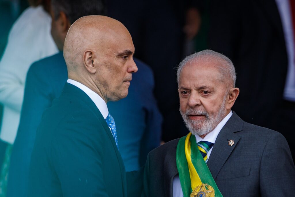 Nos bastidores do **Planalto**, há um crescente incômodo do presidente **Lula** com o ministro do Supremo Tribunal Federal, **Alexandre de Moraes**. Segundo a publicação, essa tensão tem se intensificado devido a decisões judiciais que, na visão do governo, interferem em questões políticas e administrativas. O desconforto de Lula é reflexo de uma série de medidas tomadas por Moraes que impactam diretamente a gestão do Executivo, gerando um clima de apreensão e descontentamento entre os aliados do presidente. Conforme relatado pelo site, uma das principais causas desse incômodo é a atuação de Moraes em processos que envolvem figuras próximas ao governo. O ministro tem adotado uma postura firme em investigações que afetam diretamente o círculo político de Lula, o que é visto como uma interferência indesejada nos assuntos internos do governo. Essa situação tem levado a uma crescente preocupação sobre a autonomia do Executivo e a necessidade de um equilíbrio entre os poderes, tema que tem sido amplamente discutido nos corredores do Planalto. Além disso, segundo o site, a relação entre Lula e Moraes é marcada por uma tensão histórica, que se agravou nos últimos meses. O presidente tem manifestado, em conversas reservadas, sua insatisfação com o que considera ser uma atuação excessivamente rigorosa do ministro. Essa percepção é compartilhada por outros membros do governo, que veem nas decisões de Moraes um desafio à autoridade presidencial. O cenário atual sugere que a relação entre os dois continuará a ser um ponto sensível na política brasileira, exigindo habilidade diplomática para evitar um confronto direto entre os poderes.