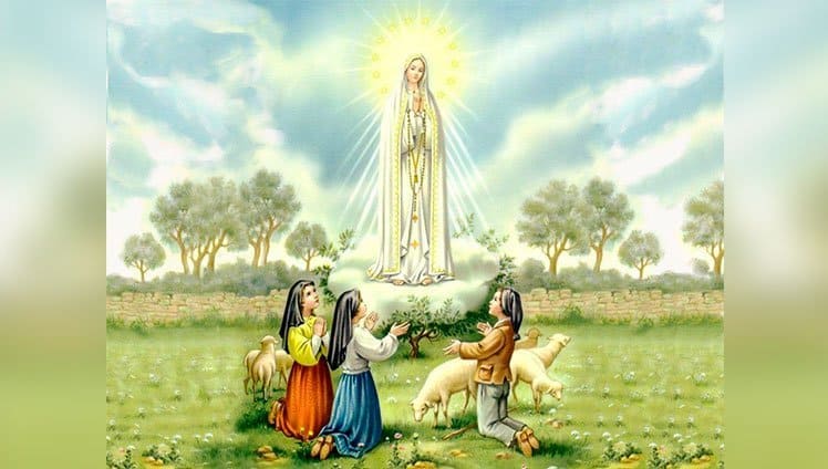 Em maio de 1917, em meio aos horrores da **Primeira Guerra Mundial**, o Papa Bento XV fez um apelo fervoroso aos católicos de todo o mundo. Ele pediu que orassem a **Nossa Senhora** para que Ela intercedesse pela paz mundial. Apenas oito dias após esse pedido, um evento extraordinário ocorreu: **Nossa Senhora de Fátima** apareceu pela primeira vez em uma pequena aldeia de Fátima, em Portugal, no dia 13 de maio de 1917. Essa aparição marcou o início de uma série de eventos que se tornariam conhecidos como as **Aparições de Fátima**. As aparições de Nossa Senhora em Fátima ocorreram em um contexto de grande sofrimento e incerteza. A **Primeira Guerra Mundial** estava em pleno andamento, causando destruição e perda de vidas em uma escala sem precedentes. O apelo do Papa Bento XV para que os fiéis recorressem à intercessão de Nossa Senhora refletia a esperança de que a fé pudesse trazer consolo e, eventualmente, paz ao mundo devastado pela guerra. Durante a primeira aparição, Nossa Senhora apareceu a três crianças pastorinhas: Lúcia dos Santos e seus primos, Francisco e Jacinta Marto. Ela lhes transmitiu mensagens de paz, oração e penitência, enfatizando a importância do **Rosário** como uma ferramenta poderosa para alcançar a paz. As mensagens de Nossa Senhora de Fátima rapidamente se espalharam, atraindo a atenção de fiéis e curiosos de todo o mundo. As aparições continuaram nos meses seguintes, sempre no dia 13, até outubro de 1917. Durante esse período, Nossa Senhora revelou três segredos às crianças, que incluíam visões do inferno, previsões sobre a Segunda Guerra Mundial e um pedido para a consagração da Rússia ao seu Imaculado Coração. Esses segredos se tornaram objeto de intensa especulação e debate ao longo dos anos. O ponto culminante das aparições ocorreu em 13 de outubro de 1917, quando milhares de pessoas se reuniram em Fátima para testemunhar o que ficou conhecido como o **Milagre do Sol**. Relatos descrevem o sol dançando no céu, emitindo luzes de várias cores e parecendo se aproximar da Terra. Esse fenômeno foi testemunhado por uma multidão de cerca de 70.000 pessoas, incluindo céticos e jornalistas, e foi amplamente relatado na imprensa da época. As aparições de Nossa Senhora de Fátima tiveram um impacto duradouro na fé católica e continuam a ser uma fonte de inspiração e devoção para milhões de pessoas em todo o mundo. O local das aparições, agora conhecido como o **Santuário de Fátima**, tornou-se um dos mais importantes locais de peregrinação do mundo católico, atraindo milhões de visitantes todos os anos. A mensagem de Fátima, centrada na oração, penitência e conversão, ressoa até hoje, especialmente em tempos de conflito e incerteza. A invocação "Nossa Senhora de Fátima, rogai por nós!" é um lembrete constante da esperança e da fé em tempos difíceis, e um apelo à intercessão divina para alcançar a paz e a harmonia no mundo.