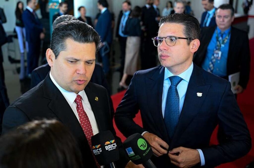 O que aconteceu na madrugada de 27 de março? Na madrugada de 27 de março, o Congresso Nacional Brasileiro foi declarado "falecido". A causa foi a falência geral de seus membros, que já vinham agonizando há anos devido à corrupção e falta de ética. Quais foram as causas da "morte" do Congresso? A "morte" do Congresso foi causada pela ausência de ética, moral, caráter e decência. A corrupção e o apodrecimento de seus membros asfixiaram a instituição. Como a corrupção afetou o Congresso Nacional? A corrupção tomou conta do Congresso, levando à sua falência. A metástase da corrupção era tão avançada que não foi possível contê-la, nem houve desejo político para isso. Qual foi a relação entre o Congresso e o STF nesse contexto? O falecimento do Congresso ocorreu logo após a morte de outra instituição parceira, o STF. Ambas as instituições foram afetadas pela mesma doença: a corrupção desenfreada. O que foi o "descaramento total" mencionado? O "descaramento total" refere-se ao ponto em que a corrupção se tornou tão evidente e desavergonhada que se tornou fatal para as instituições. Como o caso do Banco Master está relacionado a isso? Investigações ligaram o roubo do INSS ao caso do Banco Master, implicando figuras do Centrão, que domina a política brasileira. Isso acelerou a queda das instituições. Qual foi o papel do Centrão nesse cenário? O Centrão, um grupo político influente, uniu-se à esquerda para encerrar a CPMI e proteger seus membros de investigações, contribuindo para o colapso institucional. Como a CPMI foi afetada por essas ações? A CPMI foi encerrada rapidamente, impedindo investigações que poderiam expor ainda mais a corrupção dentro das instituições políticas brasileiras. O que isso significa para a democracia no Brasil? A morte do Congresso e do STF numa "madrugada sem democracia" simboliza a fragilidade das instituições democráticas diante da corrupção sistêmica. Como a sociedade brasileira é impactada por essa situação? A sociedade brasileira é refém de uma quadrilha que se infiltrou em todas as instituições, comprometendo a governança e a justiça no país. Qual é a perspectiva futura para o Brasil diante desse cenário? O futuro do Brasil é incerto, com instituições corroídas pela corrupção. A restauração da ética e da moral é essencial para a recuperação democrática. Existe esperança de mudança? A esperança reside na conscientização e mobilização da sociedade para exigir transparência e responsabilidade dos líderes políticos. Como os cidadãos podem contribuir para a mudança? Os cidadãos podem pressionar por reformas, participar ativamente da política e exigir accountability para combater a corrupção e restaurar a confiança nas instituições. Qual é o papel da mídia nesse contexto? A mídia tem o papel crucial de investigar, informar e manter a população ciente das ações corruptas, promovendo a transparência e a responsabilidade. Como a arte pode influenciar a percepção pública sobre a corrupção? A arte pode provocar reflexão e conscientização, usando criatividade para expor injustiças e inspirar mudanças sociais. O que podemos aprender com essa "morte" institucional? Essa "morte" nos ensina sobre a importância de valores éticos e morais na política e a necessidade de vigilância constante para proteger a democracia.