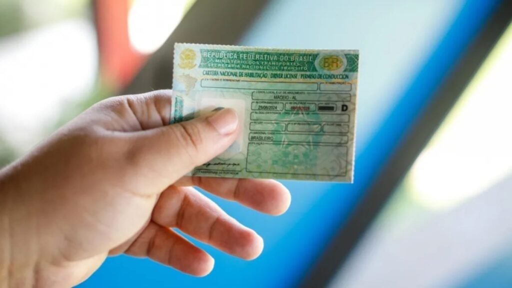 **Quais são as multas que geram suspensão automática da CNH em 2026?** No **Código de Trânsito Brasileiro (CTB)**, existem diversas infrações que resultam na suspensão automática da **Carteira Nacional de Habilitação (CNH)**. Essas infrações são conhecidas como **infrações mandatórias** e, segundo a publicação, iniciam automaticamente o processo de suspensão, independentemente do histórico do motorista. Em 2026, algumas dessas multas podem chegar a valores de até **R$ 2.934,70**. **Como funciona o processo de suspensão da CNH?** Embora sejam chamadas de autossuspensivas, a suspensão da CNH não ocorre imediatamente após a infração. Conforme descrito na fonte, o processo envolve várias etapas: o agente de trânsito aplica a multa, o órgão de trânsito responsável abre um processo administrativo, e o motorista tem o direito de apresentar defesa. Somente após a conclusão desse processo, a CNH pode ser suspensa. **Quais são as principais infrações que levam à suspensão automática?** Entre as infrações que resultam na suspensão automática da CNH, destacam-se aquelas relacionadas à **embriaguez ao volante**. Segundo a publicação, se um motorista for flagrado dirigindo sob a influência de álcool, a suspensão da CNH é de **12 meses**. Além disso, dirigir com a CNH já suspensa é uma infração grave, que pode levar à **cassação do documento por 2 anos**. **Qual é a importância de conhecer essas regras?** Conhecer as regras de trânsito e as penalidades associadas é essencial para todos os motoristas. Isso não apenas ajuda a evitar multas e a suspensão da CNH, mas também contribui para a segurança nas estradas. Segundo a fonte, as multas podem variar de **R$ 293,47 até R$ 2.934,70**, dependendo da gravidade da infração e do fator multiplicador aplicado. **Como consultar os valores das multas?** Para obter informações detalhadas sobre os valores de todas as multas listadas, é recomendável consultar o **Código de Trânsito Brasileiro**. Essa consulta permite que os motoristas fiquem cientes das penalidades específicas para cada tipo de infração e se mantenham atualizados sobre as regras de trânsito. **O que fazer se receber uma multa que gera suspensão automática?** Caso um motorista receba uma multa que resulte na suspensão automática da CNH, é importante seguir o processo administrativo corretamente. Isso inclui apresentar uma defesa dentro do prazo estipulado e, se necessário, buscar orientação legal para garantir que todos os direitos sejam respeitados durante o processo. **Por que as infrações mandatórias são importantes para a segurança no trânsito?** As infrações mandatórias desempenham um papel crucial na promoção da segurança no trânsito. Elas servem como um mecanismo de dissuasão para comportamentos perigosos, como dirigir sob a influência de álcool. Ao impor penalidades severas, o objetivo é reduzir o número de acidentes e proteger a vida de todos os usuários das vias. Em resumo, estar informado sobre as infrações que geram suspensão automática da CNH e compreender o processo envolvido é fundamental para todos os motoristas. Isso não apenas ajuda a evitar penalidades severas, mas também contribui para um trânsito mais seguro e responsável.