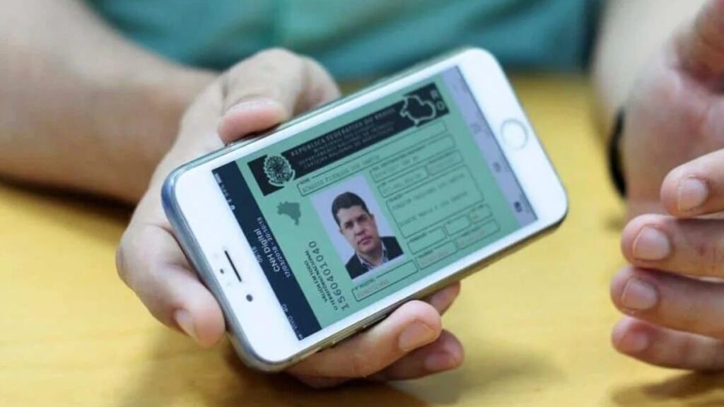 As **novas regras para carros elétricos** trazem mudanças significativas para motoristas que possuem a **CNH categoria B**. Recentemente, um projeto de lei foi aprovado, alterando o limite de peso que esses motoristas podem conduzir. Anteriormente, o limite era de 3.500 kg, mas agora foi aumentado para 4.250 kg. Essa mudança visa acomodar o peso adicional das baterias dos carros elétricos, que são geralmente mais pesadas que os motores de combustão interna tradicionais. Por que houve a necessidade de aumentar o limite de peso para a CNH categoria B? A principal razão é a crescente popularidade dos **carros elétricos**. Esses veículos, embora mais sustentáveis e eficientes em termos de energia, possuem baterias que adicionam peso extra. Com o aumento do limite de peso, os motoristas com CNH categoria B podem dirigir uma gama mais ampla de veículos elétricos sem precisar de uma categoria de habilitação superior. Como essa mudança afeta os motoristas? Para muitos motoristas, essa alteração significa que eles podem considerar a compra de um carro elétrico sem se preocupar com restrições de peso que poderiam exigir uma atualização de sua habilitação. Isso facilita a transição para veículos mais ecológicos e pode incentivar mais pessoas a optarem por carros elétricos, contribuindo para a redução das emissões de carbono. Quais são os benefícios dos carros elétricos? Além de serem mais amigáveis ao meio ambiente, os carros elétricos oferecem uma série de vantagens. Eles são geralmente mais silenciosos, têm custos de manutenção mais baixos e podem ser mais econômicos em termos de consumo de energia. Com o aumento do limite de peso, os motoristas podem agora escolher entre uma variedade maior de modelos, incluindo aqueles que oferecem mais espaço e conforto. O que os motoristas precisam saber sobre a nova legislação? É importante que os motoristas estejam cientes de que, embora o limite de peso tenha sido aumentado, todas as outras regras e regulamentos de trânsito permanecem em vigor. Isso inclui a necessidade de respeitar os limites de velocidade, sinais de trânsito e outras normas de segurança. Além disso, os motoristas devem garantir que seus veículos estejam devidamente registrados e que todas as inspeções necessárias sejam realizadas. Como essa mudança pode impactar o mercado de carros elétricos? Com a possibilidade de mais motoristas poderem dirigir veículos elétricos sem restrições adicionais, espera-se que o mercado de carros elétricos cresça. Fabricantes podem ser incentivados a desenvolver modelos que aproveitem o novo limite de peso, oferecendo mais opções aos consumidores. Isso pode levar a uma maior inovação no setor, com o desenvolvimento de baterias mais eficientes e veículos mais acessíveis. Quais são as implicações para o futuro da mobilidade? A mudança no limite de peso para motoristas com CNH categoria B é um passo importante em direção a um futuro mais sustentável. À medida que mais pessoas adotam carros elétricos, podemos esperar uma redução nas emissões de gases de efeito estufa e uma melhoria na qualidade do ar nas cidades. Além disso, essa transição pode estimular o desenvolvimento de infraestrutura de carregamento, tornando os carros elétricos uma opção ainda mais viável para o público em geral. Em resumo, as novas regras para carros elétricos representam uma mudança positiva para motoristas com CNH categoria B. Ao aumentar o limite de peso, o projeto de lei facilita a adoção de veículos elétricos, promovendo uma mobilidade mais sustentável e acessível. Motoristas devem se informar sobre essas mudanças e considerar os benefícios dos carros elétricos ao tomar decisões sobre suas próximas compras de veículos.