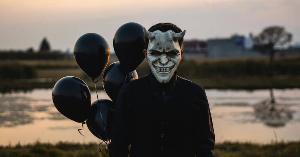 O que um abraço durante uma discussão pode realmente significar? Um estudo da Binghamton University sugere que, embora pareça reconciliação, pode ser manipulação. Pesquisadores descobriram que certos toques físicos em momentos de tensão podem esconder intenções não tão carinhosas. Como o toque pode ser usado como ferramenta de manipulação? Indivíduos com traços da "tríade sombria" da personalidade, como maquiavelismo, podem usar o toque para controlar ou influenciar o parceiro. O contexto e a intenção são cruciais para entender o verdadeiro significado do gesto. O que é a "tríade sombria" da personalidade? A tríade sombria inclui maquiavelismo, narcisismo e psicopatia. Pessoas com esses traços tendem a ser manipuladoras, frias emocionalmente e focadas em objetivos pessoais, muitas vezes explorando os outros para alcançar suas metas. Por que o estudo da Binghamton University é relevante? Ele destaca que nem todo toque é inofensivo. Mesmo gestos que parecem carinhosos podem ser usados de forma manipulativa, especialmente por pessoas com certos perfis psicológicos. Isso desafia a visão tradicional de que o toque físico é sempre benéfico. Como o toque físico geralmente é percebido nos relacionamentos? Normalmente, o toque está associado à liberação de ocitocina, promovendo vínculo e bem-estar. No entanto, o estudo revela que, em algumas situações, o toque pode aumentar a sensação de posse ou controle sobre o parceiro. Quais foram os métodos utilizados no estudo? Mais de 500 estudantes universitários participaram, respondendo a questionários sobre suas experiências e comportamentos em relacionamentos. Os resultados mostraram uma correlação entre traços da tríade sombria e o uso manipulativo do toque. O que os especialistas dizem sobre os resultados? Eles alertam que o estudo não sugere que todos os abraços durante discussões indicam psicopatia. O fator decisivo é o padrão de comportamento e a intenção por trás do gesto. É importante considerar o contexto e o perfil psicológico do parceiro. Como a pesquisa contribui para o entendimento de relacionamentos tóxicos? Ela oferece uma nova perspectiva sobre manipulação emocional, mostrando que gestos aparentemente afetuosos podem ter significados ocultos. Isso é especialmente relevante em um momento de crescente interesse por relacionamentos saudáveis. Qual é a importância de reconhecer intenções por trás de gestos carinhosos? Entender a verdadeira intenção por trás de um gesto pode ajudar a identificar padrões de comportamento manipulativo e proteger-se de relacionamentos tóxicos. Nem todo gesto afetuoso é, de fato, um gesto de cuidado. Como podemos aplicar esse conhecimento em nossos relacionamentos? Estar atento ao contexto e ao comportamento geral do parceiro pode ajudar a discernir entre gestos genuínos e manipulativos. A comunicação aberta e a observação cuidadosa são essenciais para manter relacionamentos saudáveis e equilibrados.