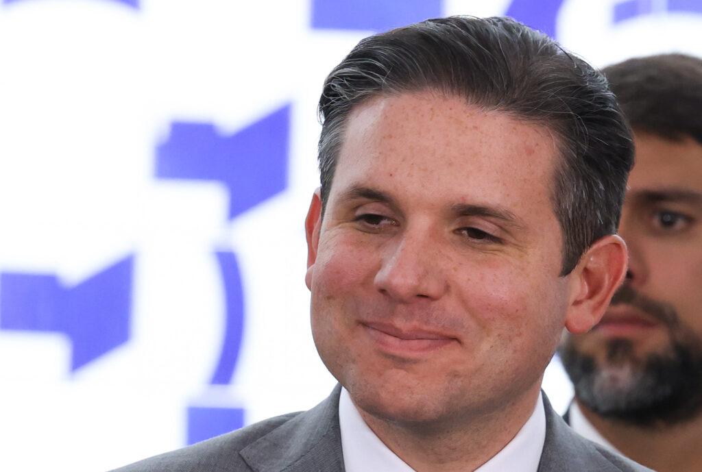 A Câmara dos Deputados deu um passo significativo ao aprovar o regime de urgência para o projeto que visa aumentar o teto de faturamento anual dos **microempreendedores individuais (MEIs)** de R$ 81 mil para R$ 130 mil. Segundo a publicação, a decisão foi unânime, com 430 votos favoráveis e nenhum contrário, o que demonstra um forte apoio à medida. Essa mudança permitirá que os MEIs tenham um espaço maior para crescerem financeiramente, sem a necessidade de migrarem para outras categorias empresariais. Além disso, o projeto também prevê a possibilidade de contratação de até dois funcionários, ampliando as oportunidades de emprego e contribuindo para o desenvolvimento econômico. Com a aprovação do regime de urgência, a proposta poderá ser votada diretamente no plenário, sem a necessidade de passar por comissões, o que pode acelerar sua implementação. Segundo o site, essa alteração no limite de faturamento é vista como uma resposta às demandas dos microempreendedores, que enfrentam desafios para expandir seus negócios dentro do limite atual. O aumento para R$ 130 mil permitirá que muitos MEIs continuem operando sob esse regime simplificado, que oferece vantagens como carga tributária reduzida e menor burocracia. A possibilidade de contratar dois funcionários também é um ponto crucial, pois permitirá que os empreendedores ampliem suas operações e atendam a uma demanda maior. A proposta de elevação do teto de faturamento e a ampliação do número de funcionários são vistas como medidas que podem estimular o crescimento econômico e a formalização de negócios no Brasil. Segundo a publicação, ao facilitar a expansão dos MEIs, o projeto pode contribuir para a geração de empregos e o aumento da arrecadação tributária. Além disso, ao permitir que os microempreendedores cresçam sem a necessidade de mudar de categoria, a medida pode incentivar a formalização de negócios que atualmente operam na informalidade. Dessa forma, o projeto não apenas beneficia os empreendedores individuais, mas também tem o potencial de impactar positivamente a economia como um todo.