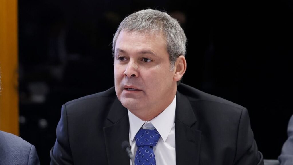 Por que o Partido Novo pediu a cassação de Lindbergh Farias? O Partido Novo pediu a cassação de Lindbergh Farias após ele acusar Alfredo Gaspar de ser "estuprador" durante a leitura do relatório final da CPMI do INSS. O Novo alega que Lindbergh agiu de forma agressiva e difamatória. Quais foram as acusações feitas por Lindbergh e Soraya Thronicke? Lindbergh Farias e Soraya Thronicke acusaram Alfredo Gaspar de ter estuprado uma adolescente de 13 anos, que teria engravidado. Eles afirmam ter encaminhado à Polícia Federal provas de uma tentativa de silenciar a vítima. Como Alfredo Gaspar respondeu às acusações? Alfredo Gaspar negou as acusações, afirmando que a história se refere a um caso envolvendo seu primo. Ele alega que a mulher engravidou e se mudou para o Rio de Janeiro, revelando a história à filha anos depois. Qual foi a reação de outros parlamentares às acusações? Nikolas Ferreira, deputado federal, defendeu a cassação de Lindbergh e Soraya Thronicke. Ele se posicionou em defesa de Alfredo Gaspar, argumentando que as acusações são infundadas e prejudiciais. Qual é a posição do Partido Novo sobre o caso? O Partido Novo considera que Lindbergh Farias agiu de forma consciente e deliberada para difamar Alfredo Gaspar. Por isso, protocolou uma representação pedindo a cassação do mandato de Lindbergh. Quais são as possíveis consequências para Lindbergh Farias? Se a representação do Partido Novo for aceita, Lindbergh Farias pode enfrentar um processo de cassação de mandato, o que pode resultar na perda de seu cargo como deputado. Como a situação afeta a CPMI do INSS? O tumulto causado pelas acusações pode desviar o foco da CPMI do INSS, comprometendo a análise e discussão dos relatórios e investigações em andamento. O que motivou a acusação de Lindbergh durante a sessão? Durante a leitura do relatório final da CPMI, Lindbergh chamou Gaspar de "estuprador", gerando tumulto. A motivação parece ser baseada nas acusações de estupro feitas contra Gaspar. Quais são as evidências apresentadas por Lindbergh e Soraya? Lindbergh e Soraya afirmam ter enviado à Polícia Federal prints que indicam uma tentativa de comprar o silêncio da vítima, mas a autenticidade e relevância dessas provas ainda são questionadas. Qual é a defesa de Alfredo Gaspar sobre o caso? Gaspar defende que as acusações são falsas e que a história está relacionada a um caso envolvendo seu primo. Ele nega qualquer envolvimento no suposto crime. Como a mídia está cobrindo o caso? A mídia tem dado destaque ao pedido de cassação e às acusações, gerando debates sobre ética parlamentar e a veracidade das alegações feitas por Lindbergh e Soraya. Quais são os próximos passos no processo de cassação? O pedido de cassação será analisado pelas autoridades competentes, que decidirão se há base legal para prosseguir com o processo contra Lindbergh Farias. Como o público está reagindo às acusações e ao pedido de cassação? A reação do público é mista, com algumas pessoas apoiando a investigação das acusações e outras criticando o que veem como um ataque político contra Lindbergh. Qual é o impacto político do caso para os envolvidos? O caso pode afetar a reputação e a carreira política de Lindbergh Farias e Soraya Thronicke, além de influenciar a percepção pública sobre Alfredo Gaspar e o Partido Novo.