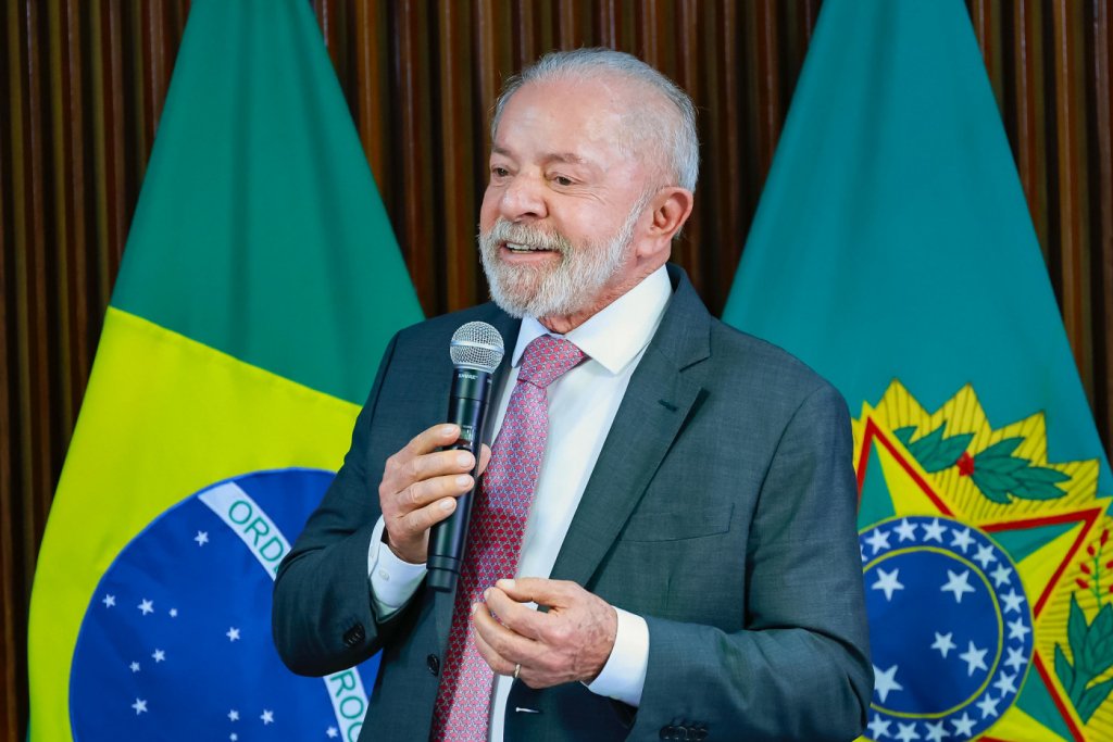 Por que Lula pediu continuidade aos novos ministros? Lula quer garantir que a máquina governamental continue funcionando sem interrupções. Ele acredita que começar novos programas pode desviar o foco dos projetos em andamento. Qual é a principal orientação de Lula para os novos ministros? Os novos ministros devem concluir o trabalho do governo atual, sem criar novos programas. A ideia é manter a continuidade e eficiência da gestão. Quem são os novos ministros nomeados por Lula? Lula escolheu principalmente secretários-executivos, os "número 2" de cada ministério, para garantir a continuidade das iniciativas do mandato. Qual é o papel de Miriam Belchior no novo governo? Miriam Belchior foi nomeada como nova ministra da Casa Civil. Lula destacou sua força e capacidade de liderança, brincando sobre sua determinação. Por que a escolha de secretários-executivos é estratégica? Secretários-executivos já estão familiarizados com os projetos em andamento, o que facilita a continuidade e evita a necessidade de recomeçar processos do zero. Qual é o impacto da desincompatibilização nas pastas ministeriais? A desincompatibilização exige que ministros que disputarão eleições deixem seus cargos, resultando em mudanças significativas na equipe governamental. Como Lula vê a continuidade dos projetos em andamento? Lula acredita que a continuidade é essencial para o sucesso dos projetos. Ele quer evitar interrupções que possam comprometer o progresso alcançado. Qual foi o tom da reunião ministerial convocada por Lula? A reunião teve um tom de balanço e planejamento, com foco em apresentar os sucessores e garantir a continuidade das políticas públicas. Por que Lula enfatizou a importância de não "começar tudo outra vez"? Ele quer evitar desperdício de recursos e tempo, garantindo que os projetos em andamento sejam concluídos de forma eficiente. Como a nomeação de Miriam Belchior reflete a visão de Lula? A escolha de Miriam Belchior destaca a confiança de Lula em sua capacidade de liderança e continuidade das políticas governamentais. Quais são as expectativas de Lula para os novos ministros? Lula espera que os novos ministros mantenham a eficiência e continuidade dos projetos, sem desviar o foco com novas iniciativas. Qual é a mensagem principal de Lula para sua equipe? A mensagem é clara: manter a máquina governamental funcionando sem interrupções, garantindo a conclusão dos projetos em andamento. Como a continuidade pode beneficiar o governo? A continuidade evita desperdícios e garante que os recursos sejam utilizados de forma eficiente, aumentando a eficácia das políticas públicas. Qual é o papel dos novos ministros na visão de Lula? Os novos ministros devem atuar como facilitadores, garantindo que os projetos em andamento sejam concluídos com sucesso. Como a escolha dos novos ministros pode impactar o futuro do governo? A escolha de ministros familiarizados com os projetos em andamento pode garantir uma transição suave e eficiente, beneficiando o governo e a população.