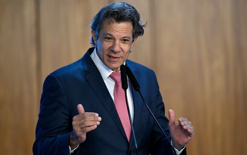 Em uma recente declaração, **Fernando Haddad**, ex-prefeito de São Paulo e candidato em eleições passadas, afirmou categoricamente que "nunca existiu barganha" em sua trajetória política e que ele disputa eleições com o objetivo claro de vencer. Segundo a publicação da CNN Brasil, Haddad enfatizou que sua participação em pleitos eleitorais é movida por um compromisso genuíno com suas propostas e pela confiança em sua capacidade de liderar. Essa afirmação surge em um contexto onde frequentemente se especula sobre possíveis acordos ou concessões nos bastidores da política, mas Haddad se posiciona firmemente contra tais práticas, reforçando sua integridade e determinação em alcançar seus objetivos eleitorais de forma transparente. No desenvolvimento de sua carreira política, **Haddad** tem se destacado por sua postura firme e por suas convicções. De acordo com a CNN Brasil, ele reiterou que sua candidatura é sempre pautada por um projeto claro e bem definido, que visa atender às necessidades da população e promover melhorias significativas na sociedade. Essa abordagem reflete seu compromisso com a ética e a responsabilidade política, elementos que ele considera fundamentais para conquistar a confiança do eleitorado. Além disso, Haddad acredita que a confiança do público é conquistada através de propostas concretas e ações efetivas, e não por meio de acordos de bastidores que possam comprometer sua integridade ou a eficácia de seu plano de governo. Por fim, a declaração de **Haddad** também serve como um lembrete da importância da transparência e da honestidade no cenário político. Segundo o site da CNN Brasil, ele enfatiza que sua trajetória é marcada por uma busca constante por resultados positivos e pela implementação de políticas públicas que realmente façam a diferença na vida das pessoas. Ao afirmar que "disputa eleição para ganhar", Haddad deixa claro que seu foco está em alcançar vitórias que sejam fruto de um trabalho sério e dedicado, sempre respeitando os princípios democráticos e a vontade do povo. Essa postura não apenas reforça sua imagem como um político comprometido, mas também destaca a relevância de se manter fiel aos valores éticos em um ambiente muitas vezes marcado por negociações e concessões.