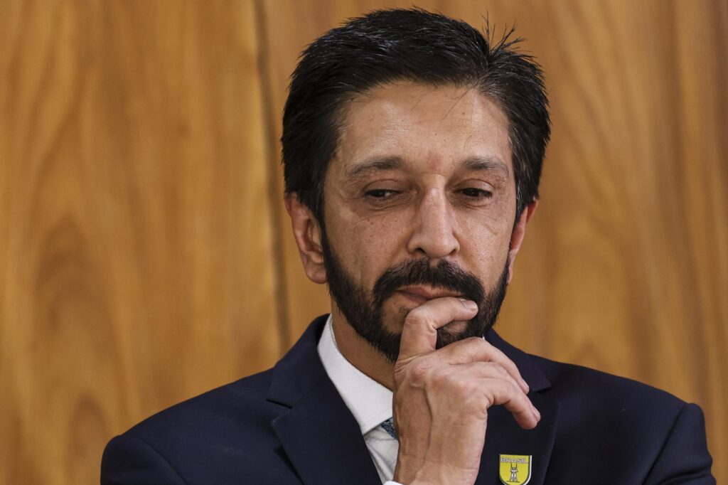 O prefeito de São Paulo, **Ricardo Nunes**, expressou sua insatisfação com a decisão da ministra do Planejamento, **Simone Tebet**, de deixar o **MDB** para se candidatar ao Senado por São Paulo pelo **PSB**. Segundo a publicação, Nunes afirmou que nunca imaginou que Tebet, uma figura de grande importância, aceitaria ser uma "marionete de Lula". Essa declaração foi feita no sábado, 21, e reflete a tensão política dentro do partido, especialmente em um momento em que alianças e mudanças de partido são comuns no cenário político brasileiro. A saída de Tebet do MDB para o PSB é vista por muitos como uma estratégia política para fortalecer sua candidatura ao Senado. Segundo o site, essa mudança gerou críticas não apenas de Nunes, mas também de outros membros do MDB, que veem a decisão como uma traição aos princípios do partido. A acusação de Nunes de que Tebet estaria se tornando uma "marionete de Lula" sugere que ele acredita que a ministra está se alinhando aos interesses do ex-presidente, o que pode ter implicações significativas para a dinâmica política em São Paulo e no Brasil. Além disso, a movimentação de Tebet pode ser interpretada como parte de um cenário político mais amplo, onde alianças são formadas e desfeitas com base em estratégias eleitorais. Segundo a publicação, a crítica de Nunes destaca a complexidade das relações políticas e a importância das decisões partidárias em momentos cruciais. A saída de Tebet do MDB para o PSB não apenas altera o equilíbrio de poder dentro dos partidos, mas também levanta questões sobre lealdade e estratégia política em um ambiente já volátil.