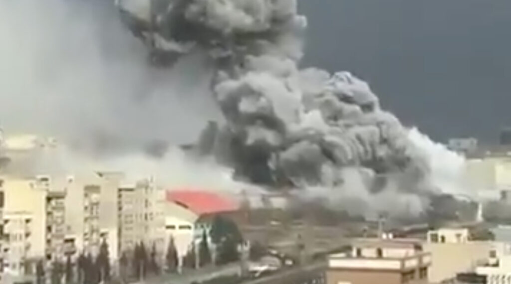 Uma **nuvem tóxica** cobre Teerã, causando preocupação entre os moradores e autoridades de saúde. Este fenômeno ocorre duas semanas após um ataque israelense a instalações petrolíferas iranianas, realizado em 7 de março. A situação tem gerado alarme devido aos potenciais riscos à saúde pública, conforme alertado pela **Organização Mundial de Saúde (OMS)**. O ataque direcionado às instalações petrolíferas resultou na liberação de substâncias químicas perigosas na atmosfera. Essas substâncias são responsáveis pela formação da nuvem tóxica que agora paira sobre a capital iraniana. A exposição a esses poluentes pode provocar **sintomas respiratórios** agudos, como tosse, dificuldade para respirar e irritação nos olhos e garganta. Além disso, a OMS destacou o risco aumentado de desenvolvimento de **câncer** devido à inalação prolongada desses compostos tóxicos. A presença da nuvem tóxica em Teerã tem levado a um aumento na procura por serviços médicos, com hospitais relatando um crescimento no número de pacientes apresentando problemas respiratórios. As autoridades locais estão em alerta máximo, monitorando a qualidade do ar e aconselhando a população a tomar precauções, como evitar atividades ao ar livre e utilizar máscaras de proteção. A situação em Teerã é um lembrete dos impactos devastadores que conflitos podem ter sobre o meio ambiente e a saúde pública. A liberação de poluentes na atmosfera não só afeta a qualidade do ar, mas também pode ter consequências a longo prazo para a saúde dos habitantes da região. A OMS continua a monitorar a situação de perto, fornecendo orientações e apoio às autoridades iranianas para mitigar os efeitos da nuvem tóxica. O incidente destaca a necessidade de medidas preventivas e de resposta rápida em situações de emergência ambiental. A colaboração internacional e o compartilhamento de informações são cruciais para enfrentar desafios como este, que transcendem fronteiras e afetam a saúde global. A comunidade internacional observa com preocupação o desenrolar dos eventos em Teerã, ciente de que a proteção do meio ambiente é essencial para garantir a saúde e o bem-estar das populações em todo o mundo. Em resumo, a nuvem tóxica sobre Teerã é um exemplo claro dos riscos associados a ataques a infraestruturas críticas e da importância de uma resposta coordenada para proteger a saúde pública. A situação atual serve como um alerta para a necessidade de políticas eficazes de gestão ambiental e de saúde, que possam prevenir e mitigar os efeitos de desastres semelhantes no futuro.