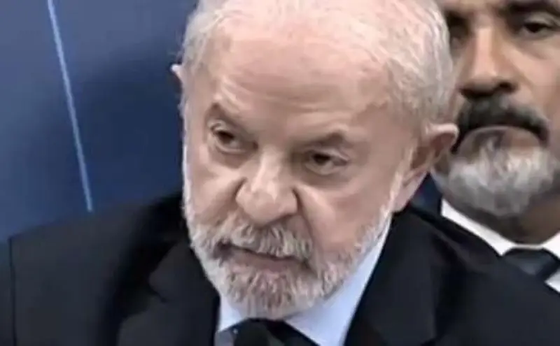 Por que o apoio de Lula à candidatura de Bachelet na ONU é controverso? O senador Eduardo Girão critica o apoio de Lula, alegando que é um posicionamento ideológico que não representa o Estado brasileiro. Ele questiona o histórico de Bachelet no Alto Comissariado da ONU para Direitos Humanos. Quais são as críticas ao histórico de Bachelet na ONU? Girão aponta omissão de Bachelet em situações na Nicarágua, Cuba e China, além de acusá-la de seletividade na defesa de direitos humanos durante seu mandato de 2018 a 2022. Como a candidatura de Bachelet é vista no Chile? No Chile, há manifestações contrárias à candidatura de Bachelet, incluindo críticas de parlamentares, refletindo divisões internas sobre seu papel na ONU. Por que Girão acredita que a ONU enfrenta uma crise de legitimidade? Girão argumenta que a ONU se afastou de seus objetivos originais, sendo influenciada por agendas que não refletem os interesses de diferentes sociedades, o que compromete sua legitimidade. Qual é a posição de Girão e outros parlamentares sobre a candidatura de Bachelet? Girão, junto a outros parlamentares, assinou uma carta à ONU manifestando oposição à candidatura de Bachelet, destacando preocupações com sua atuação passada. Como a candidatura de Bachelet pode impactar a imagem do Brasil na ONU? O apoio de Lula pode ser visto como alinhamento ideológico, o que pode afetar a percepção do Brasil como um mediador neutro em questões internacionais. Quais são as possíveis consequências desse apoio para a política externa brasileira? O apoio pode polarizar a política externa brasileira, gerando críticas internas e externas sobre a imparcialidade do Brasil em questões globais. Como essa situação reflete a política interna do Brasil? A controvérsia destaca divisões políticas internas, com figuras como Girão usando o apoio de Lula para criticar o governo e suas alianças internacionais. O que isso revela sobre a influência de agendas ideológicas em organismos internacionais? Sugere que agendas ideológicas podem influenciar decisões em organismos como a ONU, levantando questões sobre a representatividade e imparcialidade dessas instituições. Como a sociedade brasileira pode reagir a essa controvérsia? A sociedade pode se dividir, com alguns apoiando a decisão de Lula e outros criticando, refletindo a polarização política no país. Quais são os próximos passos para Girão e seus aliados? Girão e aliados continuarão a pressionar contra a candidatura de Bachelet, buscando apoio internacional e nacional para reforçar sua posição. Como essa situação pode evoluir no cenário internacional? Dependendo das reações internacionais, a candidatura de Bachelet pode ser um ponto de tensão ou diálogo entre diferentes nações, influenciando futuras alianças. O que essa controvérsia indica sobre o futuro da ONU? A situação pode intensificar debates sobre a reforma da ONU, buscando maior transparência e representatividade nas decisões globais. Como essa questão pode afetar futuras candidaturas na ONU? Pode levar a um escrutínio mais rigoroso de candidatos, considerando não apenas suas qualificações, mas também suas afiliações ideológicas e histórico de atuação.