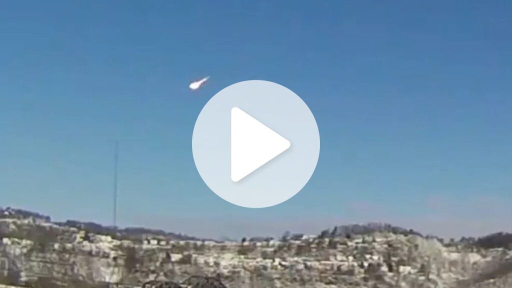 Um **meteoro** de 7 toneladas explodiu no céu dos Estados Unidos, causando um estrondo que assustou muitos moradores. O fenômeno, que foi registrado por satélites, deixou a população local intrigada e preocupada. Segundo a publicação do ND Mais, o evento foi descrito por testemunhas como se "o céu tivesse rasgado", devido ao impacto sonoro e visual que provocou. A explosão do meteoro não causou danos materiais ou ferimentos, mas gerou uma série de relatos e discussões sobre a segurança e a frequência desses eventos. De acordo com especialistas, a explosão de meteoros na atmosfera terrestre é um fenômeno relativamente comum, embora nem sempre ocorra com tamanha intensidade. Quando um meteoro entra na atmosfera, ele se aquece rapidamente devido ao atrito com o ar, o que pode levar à sua explosão. No caso específico deste meteoro de 7 toneladas, a energia liberada foi suficiente para ser detectada por satélites, o que indica a magnitude do evento. Segundo o site ND Mais, eventos como este são monitorados por agências espaciais para entender melhor a composição e o comportamento dos corpos celestes que se aproximam da Terra. A ocorrência de meteoros e suas explosões na atmosfera terrestre levantam questões sobre a necessidade de sistemas de alerta e defesa planetária. Embora a maioria dos meteoros se desintegre antes de atingir o solo, a possibilidade de impactos mais significativos não pode ser descartada. Conforme relatado pela publicação, a comunidade científica continua a estudar esses fenômenos para desenvolver tecnologias que possam prever e, eventualmente, mitigar os riscos associados. A conscientização pública sobre esses eventos também é crucial para evitar pânico e garantir que as informações corretas sejam disseminadas rapidamente.