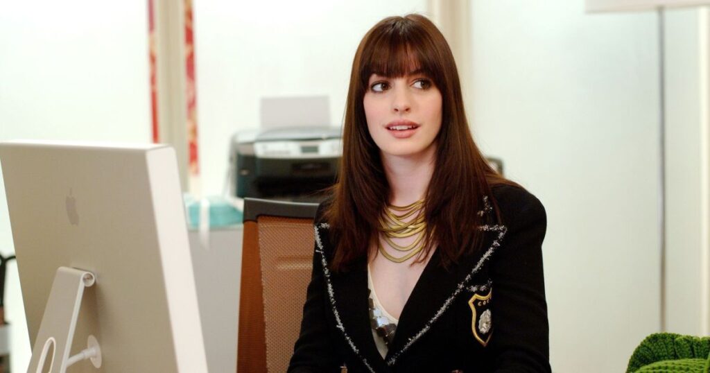 Claro! Vamos criar uma conversa estilo WhatsApp sobre o tema: --- **Ana:** Você viu que "O Diabo Veste Prada" vai ter uma coleção de esmaltes? 😮 **Luiza:** Sério? Não sabia! Quais são as cores? **Ana:** São inspiradas no filme! Tem tons clássicos e modernos. 💅 **Luiza:** E quando essa coleção vai ser lançada? **Ana:** A coleção já está disponível! Aproveitando o hype do filme. **Luiza:** O filme vai ter uma continuação, né? **Ana:** Sim! Depois de 20 anos, a continuação chega aos cinemas em **30 de abril**. **Luiza:** Nossa, 20 anos depois! Quem diria! 😲 **Ana:** Pois é! O filme original é de 2006, um clássico da moda. **Luiza:** E sobre a coleção, quantas cores são? **Ana:** São várias, mas não sei o número exato. Cada cor tem um nome ligado ao filme. **Luiza:** Que legal! E essas cores são vendidas onde? **Ana:** Devem estar nas principais lojas de cosméticos e online. **Luiza:** Será que tem alguma cor que lembra a Miranda Priestly? **Ana:** Com certeza! Aposto que tem um tom bem **sofisticado**. **Luiza:** E a continuação do filme, será que vai ter o mesmo elenco? **Ana:** Ainda não confirmaram tudo, mas há rumores de que alguns atores vão voltar. **Luiza:** Espero que a Anne Hathaway esteja de volta! 😍 **Ana:** Seria incrível! Ela fez um papel icônico como Andy. **Luiza:** E a história, vai seguir a mesma linha do primeiro filme? **Ana:** Dizem que sim, mas com novas reviravoltas no mundo da moda. **Luiza:** Estou curiosa para ver como vão atualizar a história! **Ana:** Também estou! A moda mudou muito desde então. **Luiza:** E sobre a coleção, tem alguma cor que você já quer comprar? **Ana:** Acho que vou querer todas! 😂 Mas vou começar pelas mais clássicas. **Luiza:** Faz sentido! E você acha que a coleção vai ser limitada? **Ana:** Provavelmente, então é bom correr para garantir as suas. **Luiza:** Vou fazer isso! E o filme, já tem trailer? **Ana:** Ainda não vi, mas deve sair em breve. Fiquemos de olho! **Luiza:** Com certeza! Mal posso esperar para ver tudo isso. **Ana:** Vai ser um ano e tanto para os fãs de "O Diabo Veste Prada"! 🎬 **Luiza:** Verdade! Vamos marcar de assistir juntas? **Ana:** Combinado! E depois fazemos uma sessão de manicure com os esmaltes. 😄 **Luiza:** Perfeito! Já estou ansiosa! **Ana:** Eu também! Vamos nos manter atualizadas sobre as novidades. **Luiza:** Com certeza! Qualquer coisa, me avisa! **Ana:** Pode deixar! Até mais! **Luiza:** Até! 😊 --- Espero que tenha gostado!