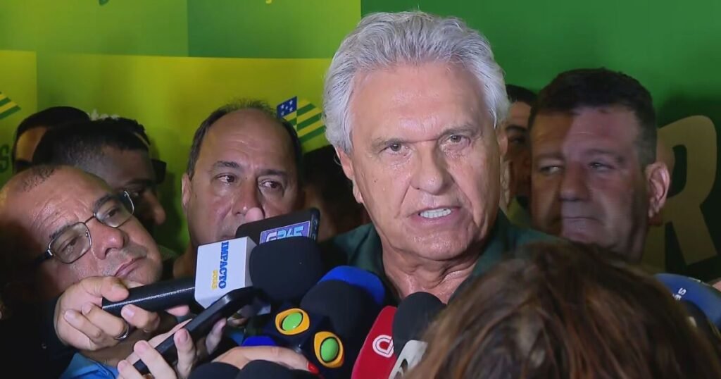 **Como Ronaldo Caiado pretende tornar o PT uma opção menos viável nas eleições?** O governador de Goiás, **Ronaldo Caiado**, expressou recentemente sua visão sobre o cenário político brasileiro, destacando que o verdadeiro desafio não é apenas vencer o **Partido dos Trabalhadores (PT)** nas eleições de 2026, mas sim governar de forma que o PT deixe de ser uma opção atraente para o eleitorado. Segundo a publicação da CNN Brasil, Caiado afirmou que, embora derrotar o PT em um segundo turno seja uma tarefa fácil, a complexidade reside em implementar um governo que desmotive o eleitorado a considerar o PT como uma alternativa viável. **Por que Caiado acredita que derrotar o PT é fácil?** Caiado argumenta que o PT, apesar de ter vencido cinco eleições após o regime militar, já foi derrotado em uma ocasião e que, no contexto atual, a sigla não representa um grande desafio eleitoral. Ele acredita que, no segundo turno, o PT seria facilmente superado. Essa confiança parece estar enraizada na percepção de que o PT não possui mais o mesmo apelo eleitoral em estados como Goiás, São Paulo, Paraná e Rio Grande do Sul, que atualmente são governados por políticos de direita. **Qual é a estratégia de Caiado para pacificar o país?** O governador de Goiás critica a polarização política no Brasil, descrevendo-a como um fenômeno sustentado por interesses políticos específicos. Ele propõe que a polarização pode ser desativada por alguém que não esteja envolvido diretamente nela. Caiado se posiciona como um candidato capaz de pacificar o país, sugerindo que sua liderança poderia mitigar as divisões políticas que atualmente caracterizam o cenário nacional. **Qual é a proposta de Caiado para o início de seu mandato presidencial?** Caso eleito presidente, Caiado promete que seu primeiro ato será uma "anistia ampla, geral e irrestrita", que incluiria o ex-presidente Jair Bolsonaro. Essa proposta de anistia parece ser parte de sua estratégia para promover a reconciliação nacional e reduzir as tensões políticas. **Como foi a escolha de Caiado como candidato do PSD à presidência?** Ronaldo Caiado foi anunciado como o candidato do **Partido Social Democrático (PSD)** à presidência pelo presidente do partido, Gilberto Kassab. A escolha ocorreu após a desistência do governador do Paraná, Ratinho Júnior, e foi descrita por Kassab como uma decisão difícil, mas privilegiada, dada a qualidade dos candidatos disponíveis. Kassab destacou que o partido tinha o privilégio de escolher entre três governadores altamente avaliados em seus respectivos estados. **Quais são os desafios que Caiado enfrentará na corrida presidencial?** Embora Caiado esteja confiante em sua capacidade de vencer o PT, ele enfrentará o desafio de unir um eleitorado dividido e implementar políticas que possam efetivamente reduzir o apelo do PT. Além disso, sua proposta de anistia pode ser controversa e suscitar debates sobre justiça e impunidade. A capacidade de Caiado de navegar por essas questões complexas será crucial para sua campanha e potencial governo. **Conclusão** Ronaldo Caiado se apresenta como um candidato que busca não apenas vencer o PT nas urnas, mas também transformar o cenário político brasileiro de maneira a reduzir a influência do partido. Sua abordagem inclui a pacificação do país e a implementação de políticas que desmotivem o eleitorado a considerar o PT como uma opção viável. A escolha de Caiado pelo PSD reflete a confiança do partido em sua capacidade de liderar essa transformação política.