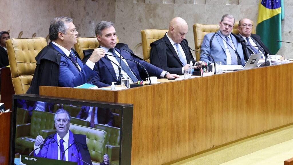 **O festival de incoerências do Supremo no julgamento da CPMI do INSS** é um tema que tem gerado bastante discussão no cenário político brasileiro. Segundo a publicação da Gazeta do Povo, a **CPMI do INSS** está investigando um esquema de fraude que afetou 6,5 milhões de idosos, resultando em um prejuízo de R$ 6 bilhões. A complexidade do caso e a urgência em encontrar soluções são evidentes, mas o que está em jogo é a possibilidade de prorrogação da CPMI, que parece estar ameaçada. Por que a prorrogação da CPMI do INSS é um ponto de discórdia? A maioria dos ministros do Supremo Tribunal Federal (STF) decidiu que não cabe ao STF impor uma prorrogação da CPMI; isso só pode ser feito se a maioria dos membros da comissão aprovar. Este posicionamento gerou críticas, pois muitos acreditam que há interesses em abafar as investigações, especialmente por parte de governistas que desejam proteger figuras como Lulinha, conforme mencionado na publicação. Como a decisão do STF se alinha com a Constituição? A Constituição brasileira exige **moralidade e publicidade** no serviço público. Portanto, as investigações de interesse público, como a da CPMI do INSS, deveriam ser conduzidas de forma transparente. No entanto, a decisão do STF de não intervir na prorrogação da CPMI foi vista como uma contradição, já que, em outras ocasiões, o tribunal tem interferido em questões legislativas, como na nomeação de diretores da Polícia Federal. Quais são as incoerências apontadas na atuação do STF? A publicação destaca várias ironias nos votos contrários à prorrogação da CPMI. Por exemplo, enquanto os ministros afirmam que não podem interferir no Legislativo, eles já tomaram decisões que impactam diretamente o Executivo. Além disso, a questão da duração dos inquéritos é levantada: enquanto um inquérito normal dura 60 dias, o das fake news já se estende por sete anos, o que levanta dúvidas sobre a coerência dos critérios aplicados. O que está em jogo com a possível não prorrogação da CPMI? Se a CPMI não for prorrogada, há o risco de que um relatório seja votado apressadamente, sem a devida investigação dos fatos. Isso poderia comprometer a transparência e a justiça no caso, deixando muitas perguntas sem resposta e, possivelmente, permitindo que os responsáveis pela fraude escapem impunes. Qual é o papel do público e da mídia nesse contexto? A publicação enfatiza que o serviço público deve ser transparente e que o público tem o direito de saber como o dinheiro dos impostos está sendo utilizado. A mídia, por sua vez, desempenha um papel crucial ao informar e manter a população ciente das decisões e ações dos poderes públicos. Como a situação política atual influencia o julgamento da CPMI? O texto menciona que o presidente Lula está preocupado com as pesquisas eleitorais, o que pode influenciar suas ações e decisões. A crítica é que, enquanto Lula é visto como uma consequência, a causa dos problemas está nas escolhas dos eleitores, que determinam o rumo do país. Em resumo, o julgamento da **CPMI do INSS** pelo STF é um exemplo de como questões políticas e jurídicas se entrelaçam no Brasil. A decisão de não prorrogar a CPMI, apesar das evidências de fraude, levanta questões sobre a transparência e a moralidade no serviço público, destacando a importância de uma mídia vigilante e de um público informado.