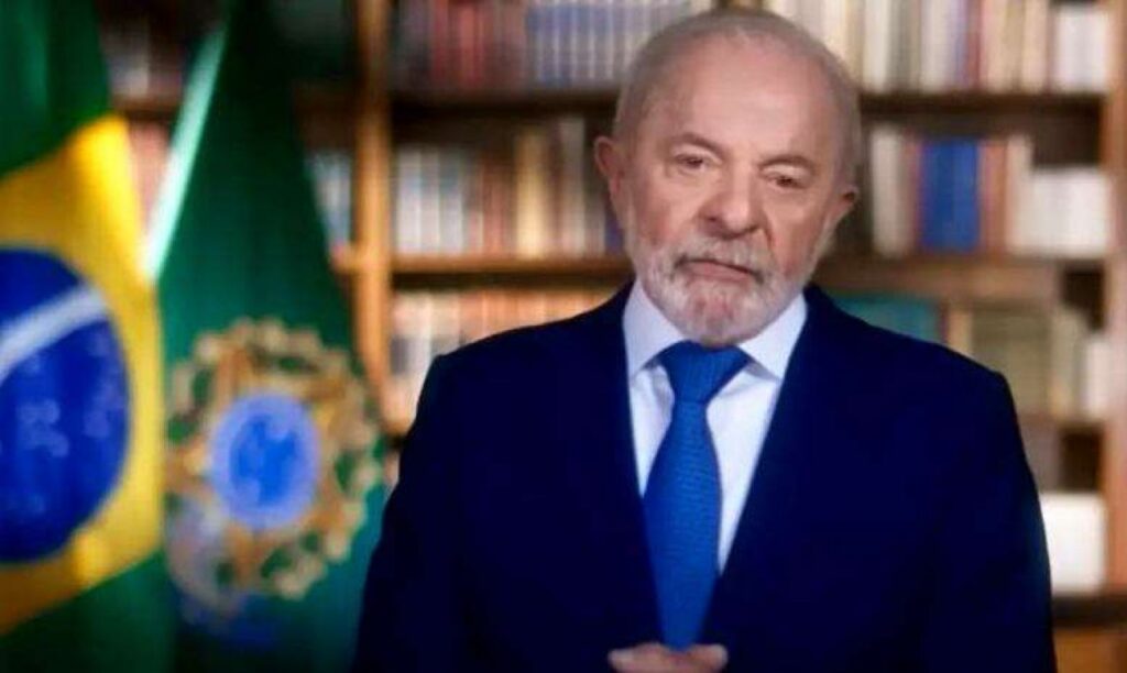 A **polarização política** no Brasil tem atingido níveis críticos, colocando o **governo** em uma posição delicada. Segundo a publicação do Jornal da Cidade Online, o país enfrenta um cenário de **desgaste institucional**, onde as tensões entre diferentes grupos políticos estão cada vez mais acirradas. Esse ambiente de conflito constante não apenas afeta a governabilidade, mas também gera incertezas sobre o futuro político do país. A situação é agravada pela crescente desconfiança em relação às instituições, que são vistas por muitos como incapazes de mediar os conflitos e promover a estabilidade necessária. Além disso, a **mídia tradicional** tem começado a se afastar das narrativas dominantes, buscando uma posição mais neutra em meio à correnteza política. O **Nordeste**, tradicionalmente um bastião de apoio à **esquerda**, começa a mostrar sinais de afastamento. De acordo com o site mencionado, essa mudança de postura pode ser atribuída a uma série de fatores, incluindo descontentamento com políticas públicas e uma busca por alternativas que atendam melhor às necessidades locais. Essa tendência de afastamento é significativa, pois o Nordeste tem historicamente desempenhado um papel crucial nas eleições, sendo um dos principais redutos de votos para partidos de esquerda, como o **PT**. A mudança no comportamento eleitoral da região pode indicar uma reconfiguração do cenário político nacional, com potenciais impactos nas próximas eleições. Enquanto isso, o próprio **Partido dos Trabalhadores (PT)** parece estar em busca de uma nova identidade política. Conforme relatado pela fonte, o partido tem procurado se distanciar de algumas de suas posições tradicionais, possivelmente em resposta às pressões internas e externas. Essa tentativa de reposicionamento pode ser vista como uma estratégia para reconquistar a confiança de eleitores que se sentem desiludidos com a política atual. No entanto, essa mudança de direção não está isenta de desafios, pois o partido precisa equilibrar a manutenção de sua base histórica de apoio com a necessidade de atrair novos eleitores. Em um cenário de incertezas, a capacidade do PT de se adaptar a essas novas realidades políticas será crucial para determinar seu papel no futuro do Brasil.