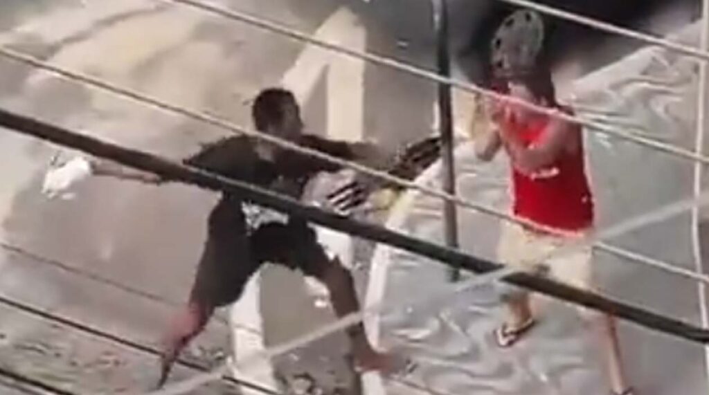 Um incidente inusitado e perturbador ganhou destaque nas redes sociais, envolvendo um homem que, após uma discussão com um **morador de rua**, acabou sendo alvo de um ataque inusitado. Segundo a publicação do site Ah Negão, o homem teria afrontado o morador de rua, o que resultou em uma reação inesperada: ele foi atingido por um "banho de cocô". Este episódio, que foi registrado em vídeo, rapidamente se tornou viral, gerando uma série de reações e comentários online. A situação, descrita como grotesca, levanta questões sobre o tratamento e a interação com pessoas em situação de rua, além de destacar a imprevisibilidade de confrontos em espaços públicos. O vídeo, que circulou amplamente, foi acompanhado de um alerta devido ao seu conteúdo considerado nojento. A descrição do site Ah Negão enfatiza o impacto visual e emocional do incidente, mencionando que a cena é tão chocante que algumas pessoas, como a esposa do autor da publicação, afirmaram que não conseguiriam se recuperar de algo semelhante. Este tipo de conteúdo, embora atraia a curiosidade de muitos, também provoca discussões sobre os limites do que é compartilhado online e a forma como situações de vulnerabilidade são expostas e consumidas pelo público. Além do choque inicial, o episódio levanta questões mais amplas sobre a convivência urbana e o tratamento dispensado aos **moradores de rua**. A reação extrema do morador de rua pode ser vista como um reflexo das tensões e dificuldades enfrentadas por essas pessoas diariamente. Situações como essa destacam a necessidade de um diálogo mais profundo sobre políticas públicas e sociais que abordem a questão da moradia e da dignidade humana. O vídeo, embora grotesco, serve como um lembrete da complexidade das interações humanas e da importância de tratar todos com respeito e empatia, independentemente de sua condição social.