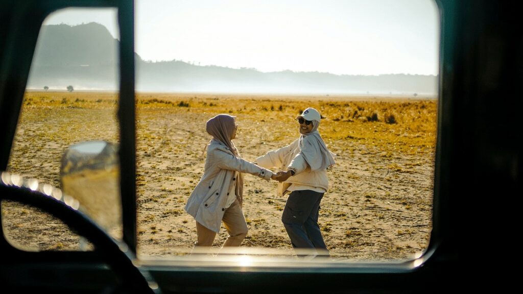 O **medo de ser descoberto** é uma realidade que muitos brasileiros enfrentam ao viver no exterior. Essa sensação constante de apreensão pode ter um impacto significativo na saúde mental, levando a traumas psicológicos. A psicóloga **Josie Conti** oferece uma leitura psicodinâmica sobre como esse medo pode se manifestar e afetar a vida dos brasileiros fora do país. Para muitos, a decisão de morar fora do Brasil é motivada por busca de melhores oportunidades, seja no âmbito profissional, acadêmico ou pessoal. No entanto, essa transição não é isenta de desafios. O medo de ser descoberto, especialmente em situações de imigração irregular ou de não conformidade com as leis locais, pode ser uma fonte constante de estresse. Esse medo não se limita apenas a questões legais, mas também pode envolver preocupações com a aceitação cultural e social. A **saúde mental** é profundamente afetada quando se vive sob a constante ameaça de ser descoberto. A ansiedade e o estresse crônicos podem levar a condições mais graves, como depressão e transtornos de ansiedade. A sensação de estar sempre em alerta pode impedir que o indivíduo se sinta seguro e integrado na nova sociedade. A psicóloga Josie Conti destaca que esse estado de vigilância contínua pode criar um ciclo vicioso, onde o medo alimenta a ansiedade, que por sua vez intensifica o medo. Além disso, o medo de ser descoberto pode impactar a **identidade pessoal**. Muitos brasileiros no exterior podem sentir que precisam esconder partes de si mesmos para se encaixar ou evitar problemas. Isso pode levar a uma desconexão com a própria identidade cultural e pessoal, gerando sentimentos de isolamento e solidão. A falta de uma rede de apoio pode agravar ainda mais esses sentimentos, tornando difícil para o indivíduo buscar ajuda ou compartilhar suas preocupações. A leitura psicodinâmica proposta por Josie Conti sugere que é essencial reconhecer e validar esses medos para que possam ser abordados de maneira eficaz. A terapia pode ser uma ferramenta valiosa para ajudar os indivíduos a entenderem e trabalharem suas emoções. Através do apoio psicológico, é possível desenvolver estratégias para lidar com o medo e reduzir seu impacto na saúde mental. Outro aspecto importante é a **integração social**. Participar de comunidades locais, buscar conexões com outros brasileiros e envolver-se em atividades culturais pode ajudar a aliviar o sentimento de isolamento. Criar um senso de pertencimento pode ser crucial para reduzir o medo e promover uma sensação de segurança e aceitação. Em resumo, o medo de ser descoberto é uma preocupação legítima que pode ter consequências profundas para os brasileiros vivendo no exterior. Reconhecer esse medo e buscar apoio são passos fundamentais para proteger a saúde mental e promover uma experiência de vida mais positiva e integrada no novo país. A compreensão e o apoio da comunidade, aliados a estratégias de enfrentamento eficazes, podem ajudar a mitigar os efeitos negativos desse medo constante.