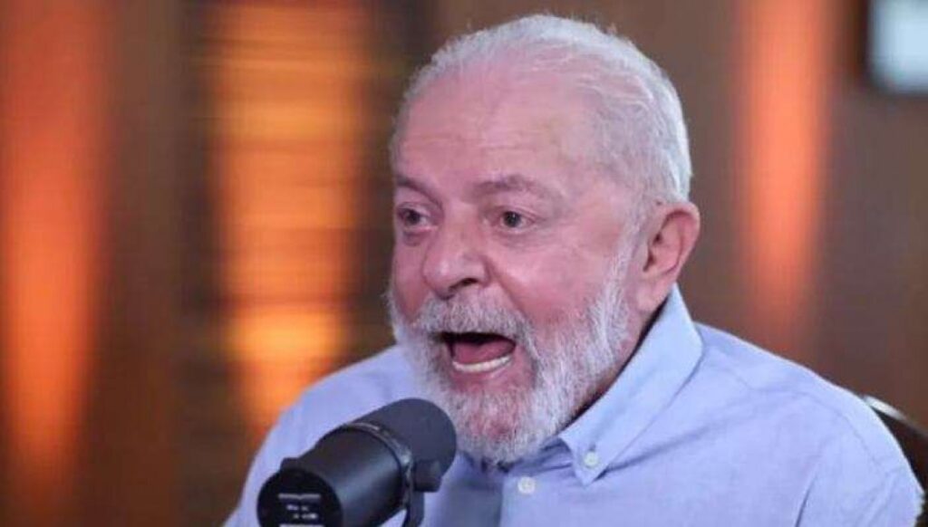 No quinto episódio da série "A Verdade Por Trás da História", o historiador **Marcos Pizzolatto** realiza uma análise detalhada sobre as estratégias de manutenção de poder no Brasil, com foco no que ele descreve como o **populismo perverso de Lula**. Pizzolatto explora como o ex-presidente Luiz Inácio Lula da Silva utilizou táticas populistas para consolidar sua influência política e enganar o povo brasileiro. O conceito de **populismo** é frequentemente associado a líderes que buscam estabelecer uma conexão direta com as massas, muitas vezes utilizando retórica emocional e promessas grandiosas. No caso de Lula, Pizzolatto argumenta que essas estratégias foram empregadas de maneira a criar uma imagem de defensor dos pobres e oprimidos, enquanto, nos bastidores, alianças políticas e econômicas eram formadas para garantir a permanência no poder. Uma das táticas destacadas por Pizzolatto é a habilidade de Lula em se comunicar com o povo de forma simples e direta, utilizando uma linguagem acessível que ressoava com as experiências e aspirações das classes mais baixas. Essa abordagem permitiu que ele construísse uma base de apoio sólida, que via nele um representante legítimo de seus interesses. No entanto, o historiador aponta que essa conexão emocional foi, em muitos casos, utilizada para desviar a atenção de questões mais complexas e controversas, como escândalos de corrupção e alianças políticas questionáveis. Outro aspecto importante abordado por Pizzolatto é a forma como Lula utilizou programas sociais para fortalecer sua imagem de líder popular. Iniciativas como o **Bolsa Família** são frequentemente citadas como exemplos de políticas que, embora tenham tido impacto positivo na redução da pobreza, também serviram como ferramentas de manipulação política. Ao vincular diretamente esses benefícios ao seu governo, Lula conseguiu não apenas melhorar sua popularidade, mas também criar uma dependência política entre os beneficiários e sua administração. Além disso, Pizzolatto discute a habilidade de Lula em navegar o cenário político brasileiro, formando alianças estratégicas com partidos e líderes que, à primeira vista, poderiam parecer ideologicamente opostos. Essa capacidade de negociação e adaptação é vista como uma característica central de seu **populismo perverso**, permitindo que ele mantivesse o poder mesmo em meio a crises e controvérsias. O historiador também destaca o papel da mídia e da propaganda na construção e manutenção da imagem de Lula. Campanhas publicitárias bem elaboradas e o controle da narrativa política foram essenciais para sustentar a percepção pública de Lula como um líder carismático e eficaz, apesar das críticas e acusações que surgiam ao longo de seu mandato. Em resumo, a análise de Marcos Pizzolatto no episódio da série "A Verdade Por Trás da História" oferece uma visão crítica sobre as estratégias de **manutenção de poder** utilizadas por Lula. Ao explorar o conceito de **populismo perverso**, o historiador revela como a combinação de comunicação eficaz, programas sociais estratégicos e alianças políticas complexas foram fundamentais para a habilidade de Lula em enganar o povo e consolidar sua influência no cenário político brasileiro.