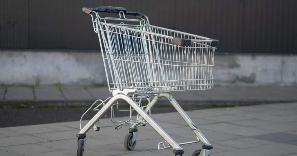 O que a psicologia revela sobre devolver o carrinho de compras? 🤔 A ação de devolver o carrinho de compras, embora simples, pode indicar traços profundos de caráter e responsabilidade, segundo a "Shopping Cart Theory". Por que devolver o carrinho de compras é um teste de comportamento humano? Porque não há regras ou consequências diretas, apenas a consciência da pessoa, tornando-se um indicador poderoso de comportamento. O que a atitude de devolver o carrinho diz sobre valores internos? Pessoas que devolvem o carrinho agem por princípios internos, não por recompensas externas, mostrando autonomia moral. Como o ambiente influencia o comportamento humano? Ambientes organizados reduzem comportamentos inadequados. Quando tudo está em ordem, menos pessoas jogam lixo no chão, por exemplo. O que a escolha de devolver ou não o carrinho revela sobre você? Revela se você faz o certo por obrigação ou por acreditar que é o certo, destacando detalhes do comportamento humano.