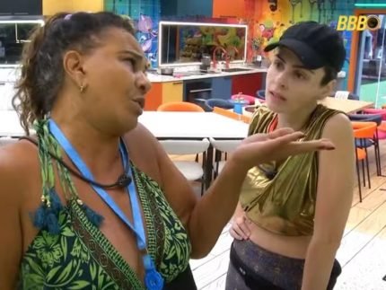 O que significa "espraguejar" no contexto do BBB26? "Espraguejar" refere-se ao ato de lançar pragas ou desejar o mal a alguém. No BBB26, Solange usou o termo durante uma discussão com Ana Paula, trazendo à tona questões pessoais delicadas. Por que a discussão entre Solange e Ana Paula ganhou tanta atenção? A briga destacou-se pelo uso do termo "espraguejar" e por envolver temas familiares sensíveis para Ana Paula, que é uma das favoritas do programa. Como a discussão afetou a dinâmica do BBB26? A tensão aumentou na casa, com Solange acusando Ana Paula de provocar conflitos. Ana Paula, por sua vez, sentiu-se injustamente atacada, o que pode influenciar alianças e votos. Qual é a origem do termo "espraguejar"? Derivado de "praguejar", o termo está associado a xingamentos e imprecações carregadas de raiva, sendo pouco comum no uso cotidiano. Como a história pessoal de Ana Paula influenciou a discussão? Ana Paula já expressou preocupações sobre maternidade, mencionando a perda precoce de sua mãe, o que tornou a menção de Solange ainda mais impactante. Qual foi a reação de Ana Paula à acusação de Solange? Ana Paula negou ter amaldiçoado a mãe e criticou Solange por trazer assuntos pessoais à tona, reforçando que estava sendo injustamente atacada. Quem está no Paredão desta semana no BBB26? Solange enfrenta Marciele e Jordana no Paredão, o que pode ser influenciado pela recente discussão com Ana Paula. Como o público reagiu à discussão entre Solange e Ana Paula? A discussão gerou repercussão nas redes sociais, com muitos debatendo o uso do termo "espraguejar" e as implicações emocionais para Ana Paula.