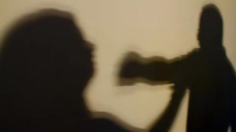 A **psicopatia** é uma condição complexa que tem intrigado cientistas e profissionais da saúde mental por décadas. Segundo a publicação do TNH1, um estudo recente trouxe novas luzes sobre essa questão ao associar a psicopatia a regiões mais finas do **córtex cerebral**. O córtex é a camada externa do cérebro, responsável por funções complexas como pensamento, percepção e comportamento. A pesquisa sugere que alterações na espessura do córtex podem estar relacionadas a características comportamentais típicas de psicopatas, como falta de empatia e comportamento antissocial. O estudo mencionado pelo site TNH1 analisou imagens cerebrais de indivíduos diagnosticados com traços psicopáticos e comparou-as com as de pessoas sem esses traços. Os resultados indicaram que certas áreas do córtex, particularmente aquelas envolvidas no processamento emocional e na tomada de decisões, eram mais finas em indivíduos com psicopatia. Essa descoberta é significativa porque pode ajudar a explicar por que pessoas com essa condição frequentemente apresentam dificuldades em compreender e responder adequadamente às emoções dos outros, além de tomarem decisões impulsivas e arriscadas. Além disso, a pesquisa destaca a importância de compreender as bases neurológicas da psicopatia para o desenvolvimento de intervenções mais eficazes. Ao identificar as diferenças estruturais no cérebro, os cientistas esperam criar estratégias de tratamento que possam mitigar os comportamentos problemáticos associados à psicopatia. Segundo o site TNH1, essa abordagem pode não apenas melhorar a qualidade de vida dos indivíduos afetados, mas também reduzir o impacto social e econômico da psicopatia. Em suma, o estudo oferece uma nova perspectiva sobre a condição, sublinhando a relevância das características cerebrais na compreensão e manejo da psicopatia.