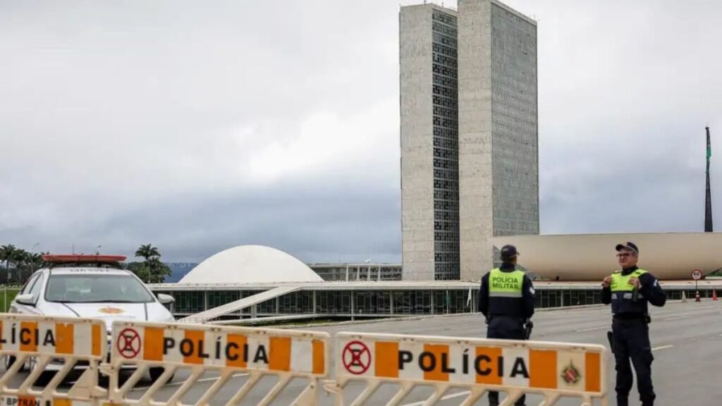 O que é o orçamento secreto e por que ele é controverso? O orçamento secreto refere-se às emendas de relator (RP9), que ganharam força em 2019. Elas permitem a distribuição de bilhões sem critérios claros, comprometendo a transparência e dificultando o controle público. Como o orçamento público brasileiro é estruturado? O orçamento é organizado pelo PPA, LDO e LOA, que planejam e executam os gastos. Emendas parlamentares permitem a indicação de recursos, mas a falta de transparência nas RP9 gera distorções. Quais são os problemas das emendas de relator? A opacidade das RP9 impede a identificação dos autores das indicações e dos critérios técnicos, comprometendo o controle social e institucional, segundo o advogado Berlinque Cantelmo. Por que o Supremo Tribunal Federal declarou as RP9 inconstitucionais? Em 2022, o STF considerou as RP9 inconstitucionais por criarem um sistema paralelo de execução orçamentária sem transparência, violando princípios constitucionais. Como o presidencialismo de coalizão influencia o orçamento? No Brasil, o Executivo depende do Congresso, tornando o orçamento uma moeda política. A fragmentação partidária e a cultura institucional imatura favorecem a distribuição de recursos sem controle. O que é o voto de cabresto e como ele evoluiu? O voto de cabresto, comum na Primeira República, envolvia controle direto do voto por coronéis. Hoje, ele persiste de forma mais sofisticada, influenciando eleitores vulneráveis. Como a legislação brasileira combate a compra de votos? A compra de votos é crime, com penalidades que incluem multas, cassação de candidaturas e prisão. A Lei da Ficha Limpa torna inelegíveis candidatos condenados por corrupção eleitoral. Quais são os desafios atuais para combater o voto de cabresto? Desigualdades sociais e a influência digital criam novas formas de controle. A legislação busca alcançar essas práticas, mas a educação política e a transparência digital são essenciais. Como a tecnologia afeta o controle do voto? Plataformas digitais permitem segmentação de mensagens, criando um "novo coronelismo" informacional. O eleitor é influenciado por fluxos constantes de informações direcionadas. Qual é a relação entre orçamento secreto e voto de cabresto? Ambos influenciam decisões públicas: o orçamento pode ser orientado por interesses políticos, enquanto o voto é impactado por fatores econômicos, sociais e tecnológicos. Como a Constituição de 1988 busca garantir a democracia? Ela estabelece mecanismos de controle, transparência e participação, atualizados por órgãos como a CGU e o TCU, além de promover a participação política popular. Quais são os desafios persistentes para a democracia brasileira? Desigualdade social, fragmentação partidária e novas tecnologias criam um ambiente onde práticas antigas se adaptam, exigindo repressão jurídica e educação política. Como podemos fortalecer a democracia no Brasil? Educação política, transparência digital e fortalecimento da consciência democrática são essenciais para combater distorções sociais e garantir que orçamento e voto sejam instrumentos de cidadania.