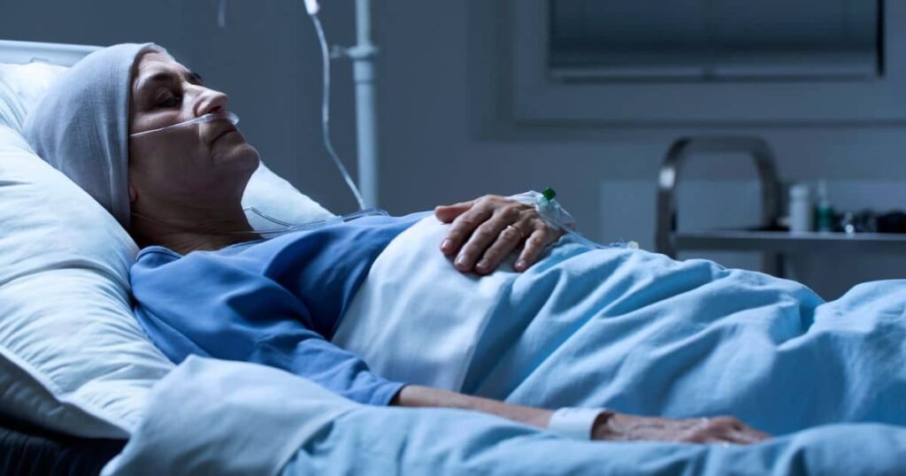 O que acontece no cérebro humano nos últimos segundos de vida? Nos últimos momentos de vida, o cérebro humano pode entrar em um estado de alta atividade, especialmente ligado à memória, como sugerem registros de ondas gama. Por que a ideia de "a vida passa diante dos olhos" é tão popular? Essa ideia é popular devido a relatos pessoais e reflexões filosóficas sobre experiências de quase-morte, onde pessoas descrevem lembranças vívidas e cenas do passado. Como a ciência conseguiu registrar a atividade cerebral no momento da morte? Um registro inédito foi feito durante exames neurológicos de rotina, quando um paciente sofreu uma parada cardíaca súbita, permitindo a captação de dados cerebrais. O que são ondas gama e qual seu papel nos últimos momentos de vida? Ondas gama são associadas a funções cognitivas complexas. Nos momentos finais, seu aumento sugere que o cérebro revisa experiências marcantes. Qual a importância desse registro para a neurociência? É a primeira vez que se observa indícios diretos de atividade mental organizada nos instantes finais da vida humana, oferecendo novas perspectivas sobre a consciência. Esse fenômeno já foi observado em outros estudos? Sim, padrões semelhantes foram observados em experimentos com animais, mas nunca em um cérebro humano em tempo real, tornando o estudo relevante. Quais são as limitações desse estudo? O estudo analisou um único caso clínico de um paciente com epilepsia, o que pode influenciar os padrões observados, não permitindo generalizações. O que essa descoberta significa para a medicina moderna? Compreender quando e como a atividade cerebral se encerra é central para a medicina, e essa descoberta oferece novas perspectivas sobre o fim da vida. A mente humana pode permanecer ativa após a morte? O registro sugere que a mente pode permanecer ativa e talvez consciente por mais tempo do que se imaginava, desafiando a ideia de um "desligamento" imediato. Quais são as implicações dessa descoberta para o entendimento da consciência? A descoberta pode ajudar a entender melhor a consciência e os processos mentais nos momentos finais da vida, aproximando a ciência de resolver esse mistério. Como essa descoberta pode impactar futuras pesquisas? Ela abre um caminho de investigação sobre a atividade cerebral no fim da vida, incentivando novos estudos para confirmar ou refutar esses achados. O que ainda não sabemos sobre o que pensamos ao morrer? Embora saibamos que o cérebro não desliga imediatamente, ainda não entendemos exatamente o que pensamos ao morrer, mas cada descoberta nos aproxima dessa compreensão. Por que a morte é um dos maiores mistérios da existência? A morte gera muitas dúvidas e questionamentos sobre o que acontece nos momentos finais, sendo um dos maiores mistérios da experiência humana. Como a ciência pode avançar no estudo da morte? Com novas tecnologias e registros, a ciência pode continuar explorando a atividade cerebral no fim da vida, buscando respostas para esse enigma. Qual é o próximo passo para os pesquisadores? Os pesquisadores devem conduzir mais estudos para confirmar os achados e entender melhor a atividade cerebral nos momentos finais da vida.