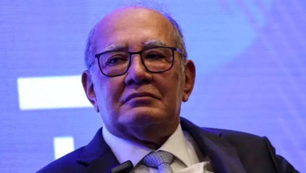 Qual foi o recado explícito deixado por Gilmar Mendes? O ministro Gilmar Mendes destacou a queda da Magnitsky, mas alertou que o livro "Supremo Silêncio" ainda está disponível, expondo perseguições e absurdos do Inquérito das Fakes News. Por que o livro "Supremo Silêncio" é polêmico? A obra revela detalhes de perseguições a parlamentares e jornalistas, criticando ações do Inquérito das Fakes News, gerando controvérsia e atenção das autoridades. O que é o Inquérito das Fakes News? É uma investigação que visa apurar a disseminação de notícias falsas e ataques a instituições, mas é criticada por supostamente perseguir opositores e cercear a liberdade de expressão. Como a queda da Magnitsky impacta o cenário atual? A queda da Magnitsky representa uma mudança no cenário jurídico, mas o alerta de Mendes sugere que outras ameaças à liberdade de expressão ainda persistem. Por que Gilmar Mendes mencionou o livro "Supremo Silêncio"? Mendes usou o livro como exemplo de resistência contra a censura, destacando a importância de expor abusos e proteger a liberdade de expressão. Quais são os medos de Alexandre de Moraes mencionados? O medo é que obras como "Supremo Silêncio" revelem abusos e excessos do inquérito, desafiando a narrativa oficial e expondo possíveis injustiças. Como a censura está relacionada ao livro? O livro enfrenta riscos de censura por expor temas sensíveis e críticos ao poder, o que pode levar a tentativas de silenciamento por parte das autoridades. Qual é a importância de discutir o "Supremo Silêncio"? Discutir o livro é crucial para o debate sobre liberdade de expressão e transparência, incentivando a sociedade a questionar e fiscalizar o poder. O que a sociedade pode fazer diante desse cenário? A sociedade deve se informar, debater e defender a liberdade de expressão, garantindo que obras críticas como "Supremo Silêncio" sejam protegidas e acessíveis. Como o recado de Gilmar Mendes afeta o debate público? O recado intensifica o debate sobre liberdade de expressão e censura, incentivando a reflexão sobre o papel do judiciário e a importância da transparência. Quais são as possíveis consequências para o judiciário? O recado pode pressionar o judiciário a reavaliar suas ações e políticas, promovendo um ambiente mais aberto e respeitoso à liberdade de expressão. Como o público pode acessar o livro "Supremo Silêncio"? Apesar dos riscos de censura, o livro ainda está disponível para o público, que deve se apressar para garantir seu acesso e participar do debate. Por que é importante agir rapidamente para acessar o livro? A urgência se deve ao risco de censura, que pode limitar o acesso a informações críticas e essenciais para o entendimento do cenário político atual. O que o futuro reserva para a liberdade de expressão no Brasil? O futuro depende da resistência contra a censura e da defesa contínua da liberdade de expressão, com a sociedade desempenhando um papel ativo e vigilante. Como o recado de Mendes pode influenciar futuras decisões judiciais? O recado pode servir como um alerta para a necessidade de equilíbrio entre segurança e liberdade, influenciando decisões mais transparentes e justas. Qual é o papel dos cidadãos nesse contexto? Os cidadãos devem se engajar, questionar e exigir transparência, garantindo que a liberdade de expressão seja respeitada e protegida em todas as esferas.