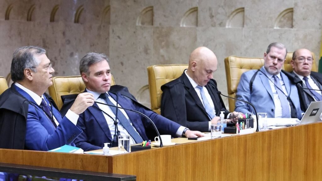 Por que o STF derrubou a prorrogação da CPMI do INSS? O STF decidiu interromper a prorrogação da CPMI do INSS, alegando que o Congresso não tinha direito de continuar as investigações. Essa decisão trouxe alívio para aliados de Lula e do PT, que estavam envolvidos em escândalos relacionados ao INSS. Quais foram as consequências dessa decisão para os aposentados? A decisão do STF deixou aposentados e pensionistas vulneráveis, pois interrompeu investigações sobre fraudes e abusos que resultaram em descontos ilegais nos benefícios que recebem. A justiça para esses brasileiros mais frágeis foi negada. Quem apoiou a continuidade das investigações no STF? Apenas os ministros Luiz Fux e André Mendonça apoiaram a continuidade das investigações, reconhecendo o direito do Congresso de prosseguir com a CPMI do INSS. A maioria dos ministros, no entanto, votou contra. Qual foi o papel de Davi Alcolumbre nessa situação? Davi Alcolumbre, presidente do Congresso, foi criticado por sua inércia, empurrando a oposição a buscar apoio no STF para continuar as investigações. Sua postura foi vista como um alinhamento com interesses que desejavam encerrar a CPMI. Como Alexandre de Moraes e Gilmar Mendes se posicionaram? Alexandre de Moraes criticou a CPMI, alegando desvirtuamento e inconstitucionalidades. Gilmar Mendes, por sua vez, atacou os parlamentares, questionando a legitimidade das investigações e defendendo interesses próprios. Qual foi a reação de Flávio Dino? Flávio Dino defendeu que as investigações deveriam ser conduzidas pela Polícia Federal e pelo STF, retirando do Congresso o direito de apurar os escândalos. Ele argumentou que a CPMI poderia se tornar um inquérito geral sem limites. Por que a decisão do STF foi vista como hipocrisia? A decisão foi considerada hipócrita porque, enquanto criticavam a CPMI por supostos abusos, os ministros do STF eram acusados de ignorar suas próprias ações controversas e de proteger interesses políticos. Qual é a crítica principal ao STF nesse contexto? A crítica principal é que o STF estaria mais preocupado em proteger interesses políticos do que em garantir justiça para os mais vulneráveis. A corte foi acusada de fazer politicagem em vez de cumprir seu papel constitucional. Como a decisão do STF afeta a percepção pública? A decisão pode afetar negativamente a percepção pública sobre o STF, reforçando a ideia de que a corte está mais alinhada a interesses políticos do que ao cumprimento da justiça e da lei. O que poderia ser feito para reverter essa situação? Para reverter a situação, seria necessário um compromisso maior do STF com a transparência e a justiça, além de permitir que o Congresso exerça seu papel de fiscalização e investigação sem interferências políticas. Qual é a visão de Luís Ernesto Lacombe sobre o tema? Luís Ernesto Lacombe critica duramente o STF, acusando a corte de hipocrisia e de proteger interesses políticos. Ele defende que uma mudança no comportamento dos ministros é essencial para o futuro do Brasil. Como essa situação reflete no cenário político brasileiro? A situação evidencia um cenário político polarizado, onde instituições como o STF são vistas como parciais e alinhadas a interesses específicos, o que pode minar a confiança pública nas instituições democráticas. Quais são as implicações para o futuro das investigações no Brasil? As implicações são preocupantes, pois a interrupção de investigações importantes pode criar um precedente perigoso, onde escândalos são abafados e a impunidade prevalece, enfraquecendo o combate à corrupção. O que pode ser feito para garantir justiça aos aposentados? Para garantir justiça, é crucial que as investigações sejam retomadas e conduzidas de forma transparente, com o apoio de todas as instituições relevantes, assegurando que os responsáveis por fraudes sejam responsabilizados.