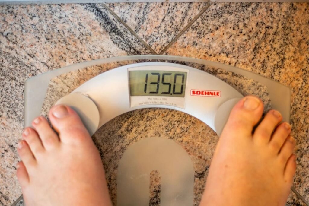 Como a obesidade está ligada ao crescimento celular anormal? A obesidade pode estimular a hiperplasia, um aumento no número de células em tecidos, criando um ambiente propício para o desenvolvimento de câncer. Por que a obesidade é um fator de risco para o câncer? O excesso de gordura corporal influencia a multiplicação celular e aumenta as chances de mutações durante a divisão das células. Qual o papel da inflamação crônica na obesidade? A inflamação crônica, comum em pessoas obesas, interfere no funcionamento normal dos tecidos, favorecendo a sobrevivência de células que deveriam ser eliminadas. Quais tipos de câncer estão associados à obesidade? A obesidade é um fator de risco para cânceres de mama, intestino e fígado, entre outros. Como a obesidade afeta a saúde além do câncer? Além do câncer, a obesidade está associada a diabetes tipo 2, hipertensão, problemas cardíacos e outras comorbidades. Quais são as causas da obesidade? A obesidade resulta do desequilíbrio entre calorias ingeridas e gastas, levando ao acúmulo de gordura corporal. Como controlar a obesidade? O controle da obesidade envolve alimentação saudável, atividade física e constância no tratamento. Por que é importante controlar o peso corporal? Controlar o peso é crucial para reduzir riscos à saúde, incluindo o desenvolvimento de câncer. Como a pesquisa sobre obesidade e câncer pode ajudar no futuro? Os achados podem orientar novas pesquisas e o desenvolvimento de terapias para interromper a progressão para o câncer. A obesidade é apenas uma questão estética? Não, é uma condição médica que afeta o corpo de forma sistêmica e aumenta riscos à saúde.