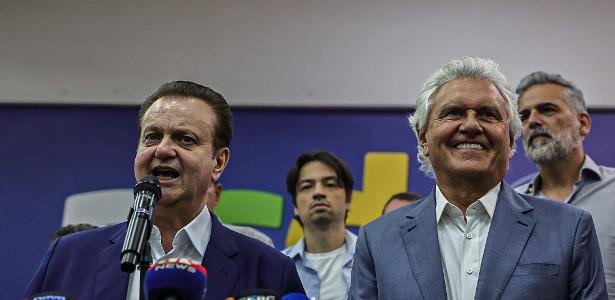 **Ronaldo Caiado** foi recentemente oficializado como pré-candidato, e durante o anúncio, ele fez críticas ao seu adversário político, **Flávio**, afirmando que este "não tem vivência". Esta declaração gerou repercussão no cenário político, levantando questões sobre a experiência e a capacidade de liderança de ambos os candidatos. Mas o que realmente significa essa crítica e quais são as implicações para o cenário político atual? **Quem é Ronaldo Caiado?** Ronaldo Caiado é uma figura conhecida na política brasileira, com uma longa trajetória que inclui cargos legislativos e executivos. Ele é reconhecido por sua atuação em defesa de temas como a agricultura e a saúde. Sua experiência política é frequentemente destacada como um diferencial em sua candidatura. **O que significa "não tem vivência"?** A expressão usada por Caiado, "não tem vivência", sugere que Flávio pode não ter a experiência necessária para lidar com os desafios de um cargo político de alto nível. Segundo a publicação, essa crítica pode ser interpretada como uma tentativa de Caiado de se posicionar como o candidato mais preparado e experiente. **Quem é Flávio e qual é sua experiência?** Flávio é um político que, apesar de ter menos tempo de atuação em comparação a Caiado, tem buscado se destacar por suas propostas inovadoras e por uma abordagem mais moderna da política. A crítica de Caiado pode ser vista como uma estratégia para questionar a capacidade de Flávio de liderar efetivamente. **Por que a experiência é importante na política?** A experiência é frequentemente vista como um fator crucial na política, pois permite que os líderes tomem decisões informadas e eficazes. Políticos experientes, como Caiado, podem argumentar que sua vivência lhes dá uma compreensão mais profunda dos processos governamentais e das necessidades da população. **Como essa crítica pode impactar a campanha de Flávio?** A crítica de Caiado pode levar os eleitores a questionarem a capacidade de Flávio de liderar. No entanto, Flávio pode usar essa situação para destacar suas qualidades, como inovação e uma nova perspectiva, que podem ser atrativas para eleitores que buscam mudança. **Qual é a importância das críticas em campanhas políticas?** Críticas como a de Caiado são comuns em campanhas políticas e podem influenciar a percepção pública dos candidatos. Elas servem para destacar diferenças entre os candidatos e podem moldar o debate político, focando em temas como experiência e inovação. **Como os eleitores devem interpretar essas críticas?** Os eleitores devem considerar as críticas como parte do discurso político e avaliar a experiência e as propostas de cada candidato. É importante que os eleitores analisem como a experiência ou a falta dela pode impactar a capacidade de um candidato de governar efetivamente. **Quais são os próximos passos para Caiado e Flávio?** Ambos os candidatos devem continuar a apresentar suas plataformas e responder às críticas de maneira que fortaleça suas campanhas. Caiado provavelmente continuará a enfatizar sua experiência, enquanto Flávio pode focar em sua visão de futuro e propostas inovadoras. Em resumo, a crítica de Caiado a Flávio sobre a falta de vivência é uma estratégia comum em campanhas políticas para destacar diferenças entre candidatos. Os eleitores devem considerar essas críticas cuidadosamente, avaliando como a experiência e as propostas de cada candidato podem impactar o futuro político.