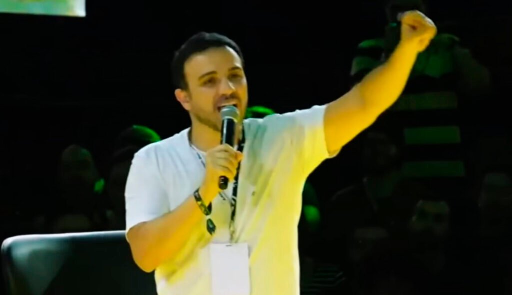 **ONG Vai à Justiça Contra Presidenciável do MBL por Criticar 'Favelagem' em Anúncio da Nike** O que motivou a ação judicial da ONG contra Renan Santos? A **Associação Favela.ong** protocolou uma interpelação judicial contra Renan Santos, pré-candidato à Presidência pelo partido ligado ao MBL, devido a declarações consideradas preconceituosas e estigmatizantes. Segundo a publicação da CartaCapital, Renan criticou um vídeo da Nike que anunciava a nova camisa amarela da Seleção Brasileira, referindo-se ao conteúdo como "favelagem" e afirmando que "favela é uma porcaria". Quais foram as declarações de Renan Santos que geraram controvérsia? Renan Santos publicou um vídeo no Instagram reagindo à peça publicitária da Nike, que apresentava cenas em uma favela, dizendo que a empresa "resolveu humilhar o Brasil novamente". Além disso, em outra postagem na plataforma X, ele ironizou o anúncio com a frase: "Parabéns por mais essa favelagem". Renan também criticou o jogador Vinicius Júnior, chamando-o de "chorão". Qual é o objetivo da interpelação judicial movida pela ONG? A ONG presidida por Carol Souza busca que Renan Santos seja intimado a prestar esclarecimentos sobre suas declarações em até 48 horas. A entidade também solicita que ele informe se deletará o vídeo de seus perfis e se fará uma retratação pública. A ONG argumenta que as manifestações de Renan revelam um padrão discursivo que ultrapassa a mera discordância com a produção da Nike, assumindo um caráter preconceituoso e aporofóbico. O que é aporofobia e como se relaciona com o caso? **Aporofobia** é o termo usado para descrever a aversão ou preconceito contra pessoas pobres. No contexto do caso, a ONG alega que as declarações de Renan Santos desqualificam espaços sociais e seus habitantes, evidenciando uma carga aporofóbica. A interpelação judicial busca responsabilizá-lo juridicamente por essas manifestações. Qual é a importância de ações judiciais como essa no combate ao preconceito? Ações judiciais como a movida pela **Associação Favela.ong** são importantes para combater discursos de ódio e preconceito, promovendo a responsabilização de indivíduos que disseminam ideias estigmatizantes. Essas medidas buscam proteger grupos sociais vulneráveis e garantir que declarações públicas não reforcem estigmas negativos. Como a sociedade pode contribuir para a redução do preconceito e da aporofobia? A sociedade pode contribuir promovendo a educação e a conscientização sobre a diversidade cultural e social. Incentivar o respeito e a empatia em relação a todas as comunidades, especialmente as mais vulneráveis, é essencial. Além disso, apoiar iniciativas e organizações que trabalham para combater o preconceito e a desigualdade social pode ajudar a construir uma sociedade mais justa e inclusiva. Quais são os próximos passos no processo judicial contra Renan Santos? O próximo passo é a intimação de Renan Santos para que ele preste esclarecimentos sobre suas declarações. Dependendo de sua resposta e das ações subsequentes, o caso pode evoluir para um processo judicial mais abrangente, caso a ONG decida prosseguir com a ação legal. Por que a representação da ONG é relevante no contexto atual? A representação da ONG é relevante porque destaca a importância de se combater discursos que perpetuam estigmas sociais. Em um momento em que a sociedade busca maior inclusão e respeito às diferenças, ações como essa reforçam a necessidade de responsabilização por declarações públicas que possam causar danos a comunidades marginalizadas.