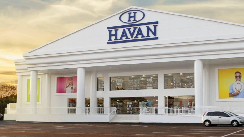 **Operação Dublê: Desmantelando Golpes com o Nome da Havan** O que motivou a **Polícia Civil de Santa Catarina** a deflagrar a **Operação Dublê**? Segundo a publicação da Revista Oeste, a operação foi iniciada com o objetivo de desmantelar uma organização criminosa que estava utilizando indevidamente a marca **Havan** para aplicar golpes em consumidores. Mas como esses golpes eram realizados? Os criminosos abriram uma conta bancária fraudulenta em uma plataforma de pagamentos, utilizando dados empresariais da Havan sem qualquer consentimento. Em apenas 24 horas, no dia 14 de agosto de 2025, essa conta recebeu aproximadamente R$ 576 mil de vítimas espalhadas por todo o país. Como a polícia conseguiu identificar os suspeitos? A operação contou com o suporte das **Polícias Civis do Paraná, Minas Gerais e São Paulo**. Cerca de dez mandados de busca e apreensão foram cumpridos em cidades como São Paulo, Valinhos, Caraguatatuba, Ponta Grossa e Viçosa. O **Departamento Estadual de Investigações Criminais** identificou sete suspeitos que operavam uma estrutura complexa para ocultar o rastro do dinheiro ilícito. Qual era a técnica utilizada pelos criminosos para disfarçar o dinheiro? Os criminosos fragmentavam os valores e realizavam transferências sucessivas entre laranjas, uma técnica conhecida como **espelhamento (mirroring)**, para reinserir o montante no sistema financeiro legal. Luciano Hang, dono da Havan, expressou sua indignação com a situação, afirmando que "em apenas 24 horas, esses criminosos já haviam movimentado mais de meio milhão de reais; isso é inaceitável". Ele também criticou a postura das redes sociais. O que ele disse sobre isso? Hang destacou que a ordem judicial contra a **Meta**, proprietária do Facebook e Instagram, sofre descumprimentos sistemáticos. "Já vencemos uma ação contra a Meta por impulsionar conteúdos falsos", afirmou. Mesmo assim, a ordem judicial continua sendo desrespeitada, com centenas de descumprimentos. O empresário garantiu que continuará cobrando providências da plataforma para barrar esses anúncios. Quais são as orientações das autoridades para a população? As autoridades orientam que a população ignore propostas virtuais que utilizem a imagem da varejista ou de seus representantes fora dos canais oficiais. Hang enfatizou que todas as comunicações legítimas ocorrem apenas em perfis verificados da Havan. Com a conclusão da análise dos elementos probatórios, os envolvidos poderão responder judicialmente por **estelionato, falsidade ideológica e lavagem de capitais**. O que mais a polícia busca com as investigações? A polícia busca coletar provas em dispositivos eletrônicos e documentos apreendidos durante as diligências. Esses materiais devem ajudar a entender a extensão total do prejuízo causado aos cidadãos brasileiros. Hang parabenizou a atuação das autoridades catarinenses e garantiu que a cooperação com as investigações prosseguirá até a identificação de todos os envolvidos. Ele concluiu afirmando: "Vamos continuar denunciando, colaborando com as autoridades e alertando a população para evitar que mais pessoas sejam enganadas". A operação destaca a importância da vigilância constante e da cooperação entre empresas e autoridades para combater fraudes e proteger os consumidores.