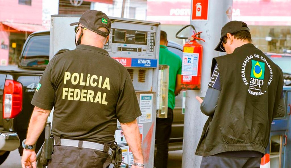 O que é a Operação Vem Diesel e por que foi deflagrada? A Operação Vem Diesel foi deflagrada para investigar aumentos irregulares nos preços de combustíveis em 11 estados e no Distrito Federal. A ação visa combater práticas abusivas e fixação de preços entre concorrentes. Quais órgãos estão envolvidos na operação? A operação envolve a Polícia Federal, a Secretaria Nacional do Consumidor e a Agência Nacional do Petróleo, Gás Natural e Biocombustíveis, com suporte dos Procons estaduais. Quantos postos e distribuidoras foram fiscalizados? Desde 9 de março, 3.181 postos de gasolina e 236 distribuidoras foram fiscalizados. A ANP também verificou 342 agentes regulados, incluindo 78 distribuidoras. Quais foram os resultados das fiscalizações? A ANP lavrou 16 autos de infração por indícios de prática de preço abusivo. Em um caso, houve aumento de 277% na margem bruta do diesel, segundo a Senacon. Quais empresas foram autuadas por práticas abusivas? As empresas autuadas incluem Alesat, Ciapetro, Flagler, Ipiranga, Masut, Nexta, Phaenarete, Raízen, Royal Fic, SIM Distribuidora, Stang, TDC e Vibra Energia. Qual é o papel dos Procons na operação? Os Procons estaduais ajudam a identificar práticas irregulares de aumento de preços e fixação de valores entre concorrentes para controle de mercado. Por que o controle de preços de combustíveis é importante? O controle de preços é crucial para evitar abusos que impactam diretamente o consumidor e a economia, garantindo um mercado justo e competitivo. Como a operação pode impactar o mercado de combustíveis? A operação pode levar a uma redução nos preços abusivos, promovendo maior transparência e competitividade no mercado de combustíveis. Qual é a importância da fiscalização contínua? A fiscalização contínua é essencial para prevenir práticas abusivas, proteger o consumidor e assegurar que as empresas sigam as normas regulatórias. Como os consumidores podem se proteger de preços abusivos? Consumidores devem denunciar práticas suspeitas aos Procons e acompanhar as ações de fiscalização para se protegerem de preços abusivos. Quais são as consequências para as empresas autuadas? Empresas autuadas podem enfrentar multas, sanções administrativas e danos à reputação, além de serem obrigadas a ajustar suas práticas comerciais. Como a operação reflete no cenário político e econômico? A operação destaca a importância da regulação e fiscalização em um cenário de incertezas políticas e econômicas, reforçando a proteção ao consumidor. Qual é o papel da mídia na divulgação dessas operações? A mídia tem um papel crucial em informar o público sobre operações como a Vem Diesel, aumentando a conscientização e incentivando a fiscalização cidadã. Como a Operação Vem Diesel se relaciona com o contexto global? A operação ocorre em um momento de instabilidade global, onde práticas abusivas podem ter impactos amplificados em economias interconectadas. Qual é a mensagem final da Operação Vem Diesel? A operação reforça a necessidade de vigilância constante e ação coordenada para garantir um mercado justo e proteger os direitos dos consumidores.