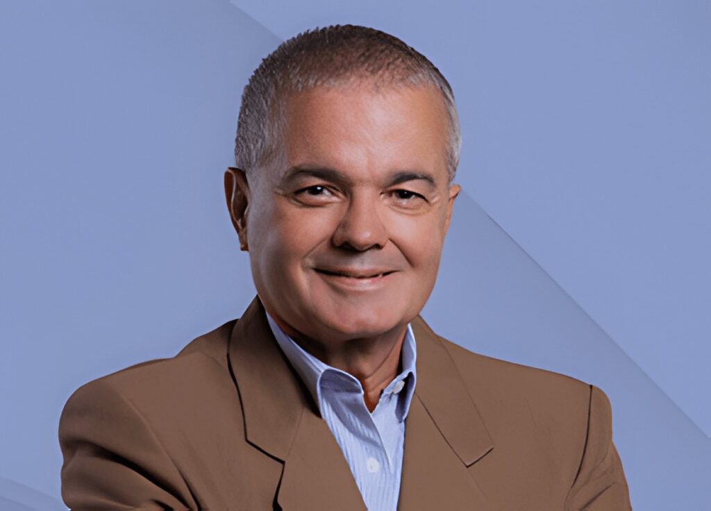 A análise do cenário político brasileiro atual revela que a questão central não é apenas sobre o ex-presidente **Jair Bolsonaro**, mas sim sobre aqueles que estão encarregados de julgá-lo. Segundo a publicação do TNH1, quando as suspeitas de irregularidades atingem os níveis mais altos do sistema político, a busca por soluções internacionais deixa de ser uma exceção e se torna uma necessidade. Isso ocorre porque a confiança nas instituições nacionais pode estar comprometida, exigindo uma supervisão externa para garantir a imparcialidade e a justiça no processo de julgamento. No contexto brasileiro, a atuação das instituições judiciais e políticas é frequentemente colocada em xeque, especialmente quando figuras de alto escalão estão envolvidas. De acordo com o site TNH1, a imparcialidade dos julgadores é crucial para assegurar que o processo seja conduzido de maneira justa e transparente. Quando há dúvidas sobre a integridade dos responsáveis pelo julgamento, a legitimidade de todo o sistema é questionada. Isso pode levar a um apelo por intervenções internacionais, que, embora não sejam comuns, tornam-se necessárias para restaurar a confiança pública e garantir que a justiça seja feita sem influências indevidas. Por fim, a publicação destaca que a situação atual não se limita a um indivíduo ou a um caso específico, mas reflete um problema sistêmico que afeta a credibilidade das instituições brasileiras. A busca por justiça e transparência é um desafio contínuo, e a atenção internacional pode servir como um mecanismo de pressão para que as reformas necessárias sejam implementadas. Assim, a questão não é apenas sobre **Bolsonaro**, mas sobre a capacidade do sistema de julgamento de operar de forma justa e eficaz, garantindo que todos, independentemente de sua posição, sejam tratados de acordo com a lei.