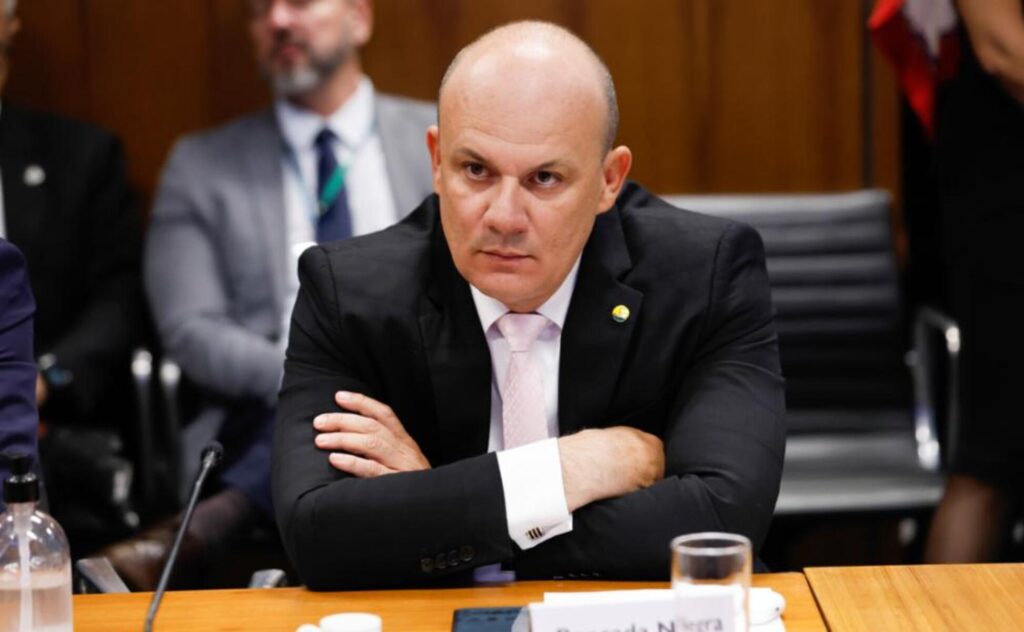 A **oposição** na Câmara dos Deputados, liderada pelo deputado federal **Cabo Gilberto** (PL-PB), apresentou uma denúncia ao Senado contra o ministro do Supremo Tribunal Federal (STF), **Flávio Dino**. A acusação é de **crime de responsabilidade**, alegando que Dino teria interferido indevidamente nos trabalhos da **Comissão Parlamentar Mista de Inquérito (CPMI) do INSS**. Segundo a publicação, a denúncia afirma que o ministro "invadiu competências exclusivas da Comissão Parlamentar", o que gerou preocupações sobre a separação de poderes e a autonomia das investigações conduzidas pelo Legislativo. A denúncia apresentada por Cabo Gilberto destaca a importância de manter a **independência das comissões parlamentares** para garantir que investigações sejam conduzidas sem influências externas. Segundo o site, a interferência alegada por Dino é vista como uma tentativa de obstruir ou direcionar os rumos da investigação, o que poderia comprometer a transparência e a eficácia dos trabalhos da CPMI. A Comissão Parlamentar Mista de Inquérito do INSS tem como objetivo investigar irregularidades e possíveis fraudes no sistema previdenciário, e qualquer interferência externa pode ser vista como uma ameaça à integridade do processo investigativo. A situação gera um debate mais amplo sobre o papel do **Judiciário** em relação às atividades do **Legislativo**. A denúncia contra Flávio Dino levanta questões sobre os limites da atuação dos ministros do STF em investigações conduzidas por comissões parlamentares. Segundo a publicação, a oposição busca garantir que as investigações da CPMI do INSS ocorram de forma independente, sem pressões ou influências externas que possam comprometer seus resultados. Este caso ressalta a importância de um equilíbrio entre os poderes da República, assegurando que cada um possa desempenhar suas funções sem interferências indevidas.