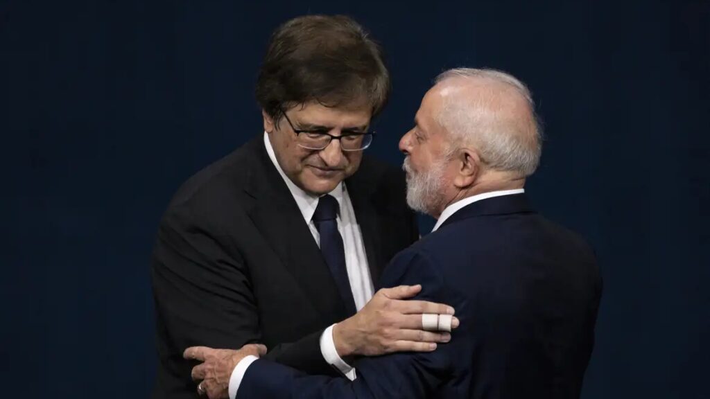 A **oposição** política no Brasil solicitou ao presidente **Lula** a demissão de **Antônio Augusto Brandão de Aras**, conhecido como **Gonet**, do cargo de **procurador-geral da República**. Esta demanda surge em meio a alegações de que Gonet teria sido **omisso** em relação ao **caso Master**, um episódio que tem gerado controvérsias e atenção significativa na esfera pública. Segundo a publicação da **Gazeta do Povo**, deputados da oposição formalizaram a solicitação por meio de um ofício, no qual detalham ocasiões específicas em que o procurador-geral teria falhado em agir de maneira adequada diante das circunstâncias apresentadas. O documento enviado ao presidente destaca uma série de eventos nos quais a atuação de Gonet foi considerada insatisfatória. De acordo com o site, os deputados argumentam que a falta de ação do procurador-geral comprometeu a integridade das investigações relacionadas ao caso Master, um processo que envolve questões de grande relevância para a sociedade. A oposição acredita que a postura de Gonet pode ter prejudicado a transparência e a justiça, elementos essenciais para o bom funcionamento do sistema democrático. A Gazeta do Povo ressalta que a pressão para a demissão de Gonet reflete a insatisfação crescente com sua gestão e a necessidade de uma resposta mais contundente por parte das autoridades competentes. A solicitação de demissão de Gonet também levanta questões sobre a independência e a eficácia do Ministério Público no Brasil. Segundo a publicação, a oposição defende que a substituição do procurador-geral é crucial para restaurar a confiança pública nas instituições judiciais do país. O caso Master, que continua a ser um ponto de discórdia, exemplifica a importância de uma liderança proativa e comprometida com a justiça. A Gazeta do Povo indica que a decisão de Lula em relação a este pedido poderá ter implicações significativas para o cenário político e jurídico brasileiro, destacando a importância de uma resposta que atenda às expectativas de transparência e responsabilidade.