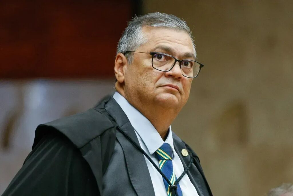 O **fim da aposentadoria compulsória** tem gerado intensas discussões no Senado, conforme relatado pela BandNews FM. Essa pauta, que possui um forte apelo popular, está no centro de uma disputa entre os poderes Legislativo e Judiciário. A aposentadoria compulsória, que atualmente obriga servidores públicos a se aposentarem ao atingir uma certa idade, é vista por muitos como uma medida que precisa ser revista para se alinhar às novas realidades demográficas e econômicas do país. Segundo a publicação, a proposta de eliminar essa obrigatoriedade tem dividido opiniões, com alguns senadores defendendo a mudança como uma forma de valorizar a experiência e o conhecimento acumulado dos servidores ao longo dos anos. No entanto, a proposta enfrenta resistência significativa. De acordo com a BandNews FM, críticos argumentam que o fim da aposentadoria compulsória poderia levar a um envelhecimento da força de trabalho no serviço público, potencialmente reduzindo a eficiência e a inovação. Além disso, há preocupações sobre como essa mudança poderia impactar a renovação dos quadros, essencial para a incorporação de novas ideias e tecnologias. O debate no Senado reflete essas preocupações, com senadores discutindo intensamente os prós e contras da medida. A questão também levanta debates sobre a sustentabilidade financeira do sistema previdenciário, já que a permanência prolongada de servidores mais velhos poderia aumentar os custos com salários e benefícios. A disputa entre Legislativo e Judiciário sobre essa questão é emblemática de um cenário mais amplo de tensões entre os poderes. Conforme destacado pela BandNews FM, o Judiciário tem um papel crucial na interpretação das leis que regem a aposentadoria, enquanto o Legislativo busca reformar essas leis para atender às demandas da sociedade. Essa dinâmica complexa ressalta a importância de um diálogo construtivo entre os poderes para encontrar soluções que equilibrem os interesses de todos os envolvidos. A discussão sobre o fim da aposentadoria compulsória é, portanto, um exemplo claro de como questões de apelo popular podem influenciar e moldar o debate político no Brasil.