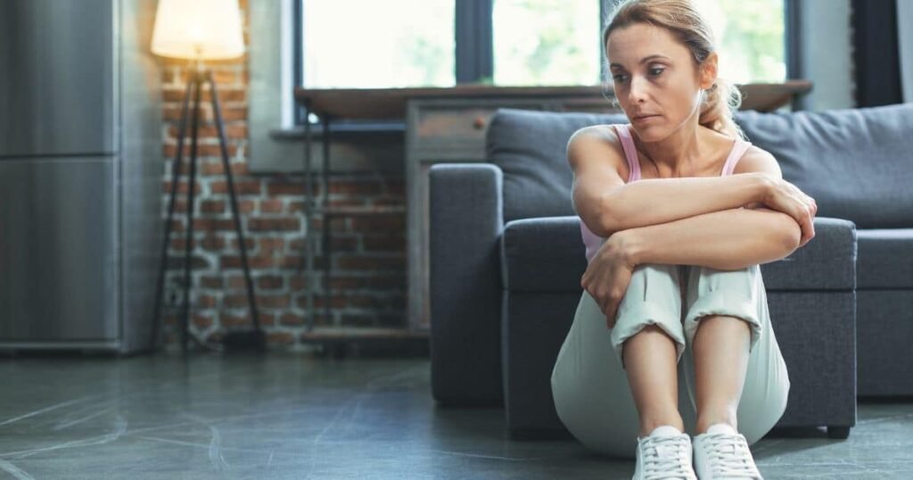 Quais signos mais sabotam a própria felicidade? 🤔 Escorpião, Virgem e Capricórnio são os principais. Cada um tem características que podem dificultar a valorização das conquistas. Por que Virgem se sabota? Virginianos buscam a perfeição e focam em falhas, gerando insatisfação. Valorizar o "suficientemente bom" pode ser libertador. Como Capricórnio adia a felicidade? Capricornianos estão sempre focados no futuro, esquecendo de viver o presente. Desacelerar e reconhecer conquistas é essencial. O que torna Escorpião insatisfeito? Escorpianos vivem intensamente, mas a felicidade nunca parece completa. Valorizam mais a conquista do que o resultado final. A astrologia limita ou ajuda? 🌟 Ela gera consciência sobre padrões emocionais, permitindo equilibrar traços e viver uma vida mais satisfatória. Como encontrar equilíbrio? Entender a si mesmo e ajustar comportamentos pode transformar a felicidade em algo presente e acessível.