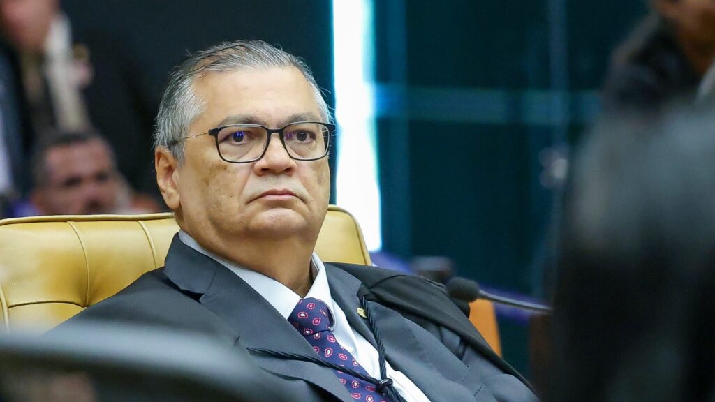 Os **supersalários** no Brasil representam uma questão complexa que desafia os princípios estabelecidos pela **Constituição Federal**. A Constituição estabelece um **teto salarial** para o funcionalismo público, que deveria ser respeitado para garantir a equidade e a justiça no uso dos recursos públicos. No entanto, a prática revela que muitos servidores públicos recebem valores acima desse teto, graças a uma série de **penduricalhos** e benefícios adicionais que inflacionam suas remunerações. Mas o que são exatamente esses penduricalhos? Eles são adicionais, gratificações e outros tipos de benefícios que, somados ao salário base, fazem com que a remuneração total ultrapasse o limite constitucional. Isso levanta a questão: como esses penduricalhos são justificados? Muitas vezes, são apresentados como compensações por responsabilidades adicionais, condições de trabalho ou tempo de serviço. No entanto, a falta de uniformidade e transparência na concessão desses benefícios gera desigualdades e questionamentos sobre sua legitimidade. Por que os supersalários são considerados uma afronta à Constituição? A Constituição Federal do Brasil estabelece que nenhum servidor público pode receber mais do que o subsídio mensal dos ministros do Supremo Tribunal Federal (STF). Quando servidores recebem acima desse limite, há uma clara violação do princípio da moralidade administrativa e da eficiência no uso dos recursos públicos. Isso não apenas compromete a confiança da população nas instituições, mas também desvia recursos que poderiam ser utilizados em áreas essenciais, como saúde e educação. Como os supersalários impactam a sociedade? O impacto dos supersalários é significativo, pois eles contribuem para o aumento das desigualdades sociais e econômicas. Enquanto uma parcela dos servidores públicos recebe valores exorbitantes, muitos trabalhadores no Brasil sobrevivem com o **salário-mínimo**, que é insuficiente para cobrir as necessidades básicas. Essa disparidade alimenta a percepção de injustiça social e dificulta a promoção de uma sociedade mais equitativa. Quais são as possíveis soluções para o problema dos supersalários? Uma solução efetiva requer uma revisão das leis e regulamentos que permitem a concessão de penduricalhos. Além disso, é essencial aumentar a transparência e a fiscalização sobre os gastos públicos, garantindo que todos os pagamentos estejam de acordo com o teto constitucional. A implementação de políticas que promovam a equidade salarial no setor público também é crucial para resolver essa questão. Por que é importante discutir os supersalários? Discutir os supersalários é fundamental para promover a justiça social e a eficiência no uso dos recursos públicos. Ao abordar essa questão, é possível avançar em direção a um sistema mais justo e transparente, onde os recursos do Estado sejam utilizados de maneira a beneficiar toda a população, e não apenas uma pequena parcela. Essa discussão também é essencial para fortalecer a confiança nas instituições públicas e garantir que elas cumpram seu papel de servir ao interesse público. Em resumo, os supersalários e seus penduricalhos representam um desafio significativo para a administração pública no Brasil. Eles não apenas violam os princípios constitucionais, mas também contribuem para a desigualdade social e econômica. Abordar essa questão é essencial para promover a justiça e a eficiência no uso dos recursos públicos, garantindo que todos os cidadãos tenham acesso a serviços de qualidade e oportunidades equitativas.