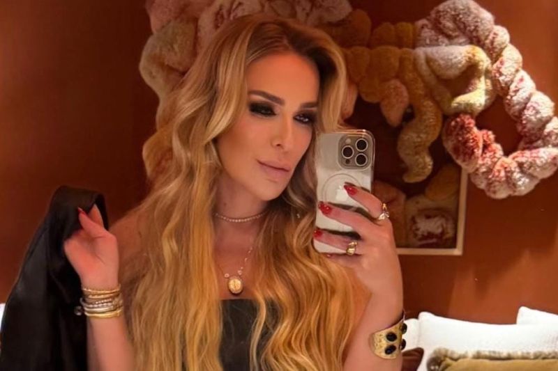 A **empresária Roberta Luchsinger**, conhecida por sua proximidade com **Fábio Luís Lula da Silva**, popularmente chamado de **Lulinha**, entrou em pânico após a **Polícia Federal** apreender um envelope endereçado a ele durante uma operação de busca e apreensão. Segundo a publicação, a apreensão do envelope ocorreu em um contexto de investigação que não foi detalhado, mas que gerou uma reação imediata de preocupação por parte de Roberta. A situação foi confirmada pelo advogado Bruno Salles, que mencionou o estado de pânico da empresária ao tomar conhecimento do ocorrido. A apreensão do envelope pela Polícia Federal levantou questões sobre o conteúdo e a importância do material encontrado. Segundo o site, a reação de Roberta Luchsinger foi de tal intensidade que ela teria orientado pessoas próximas a "sumir com telefones", numa tentativa de evitar possíveis complicações adicionais. Essa atitude sugere que a empresária temia que informações sensíveis pudessem ser acessadas pelas autoridades, o que poderia complicar ainda mais a situação de Lulinha. A relação próxima entre Roberta e Lulinha, filho do presidente Luiz Inácio Lula da Silva, adiciona uma camada de complexidade ao caso, dado o interesse público em torno de figuras associadas à família presidencial. O episódio destaca a tensão e a incerteza que cercam investigações envolvendo figuras públicas e seus associados. A apreensão de documentos e a reação subsequente de Roberta Luchsinger ilustram como operações policiais podem desencadear uma série de eventos e preocupações entre aqueles que estão direta ou indiretamente envolvidos. Segundo a publicação, a situação ainda está em desenvolvimento, e não foram divulgados detalhes adicionais sobre o conteúdo do envelope ou os próximos passos da investigação. A atenção agora se volta para os desdobramentos legais e as possíveis implicações para os envolvidos.