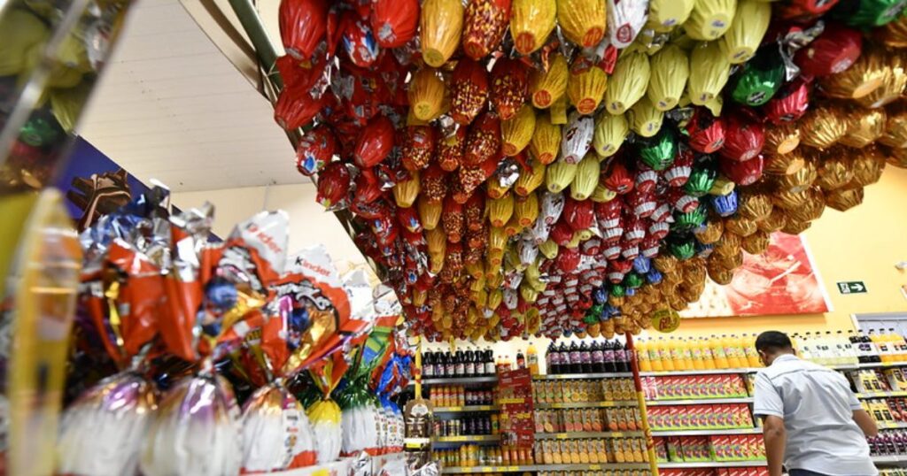 A **Páscoa** em Santa Catarina promete ser mais "salgada" do que o habitual, com uma variação significativa nos preços de **chocolates** e **ovos de Páscoa**. Segundo um levantamento realizado pelo **Procon-SC**, os consumidores podem encontrar diferenças de preço de até R$ 120 para o mesmo produto em diferentes regiões do estado. Essa discrepância evidencia a importância de pesquisar antes de realizar a compra, especialmente em uma época em que a demanda por esses produtos aumenta consideravelmente. A pesquisa do Procon-SC destaca a necessidade de atenção redobrada por parte dos consumidores para evitar gastos desnecessários. O levantamento do Procon-SC, conforme relatado pelo site ND Mais, foi realizado em diversas regiões de Santa Catarina, abrangendo uma ampla gama de estabelecimentos comerciais. A pesquisa revelou que a variação de preços não se limita apenas a marcas específicas, mas também ocorre entre diferentes lojas que vendem o mesmo produto. Essa diferença de preço pode ser atribuída a fatores como localização geográfica, políticas de preço das lojas e até mesmo estratégias de marketing adotadas por cada estabelecimento. Além disso, a proximidade da Páscoa tende a intensificar essas variações, uma vez que a procura por **ovos de chocolate** e outros produtos típicos da data aumenta significativamente. Para os consumidores, a principal recomendação é realizar uma pesquisa detalhada antes de efetuar a compra dos produtos de Páscoa. Comparar preços em diferentes lojas e regiões pode resultar em economias substanciais, especialmente em um cenário onde a diferença de preço pode chegar a R$ 120 para o mesmo item. Além disso, é importante considerar alternativas, como a compra de chocolates artesanais ou a confecção caseira de ovos de Páscoa, que podem oferecer não apenas uma economia financeira, mas também a oportunidade de personalizar os presentes. Em resumo, a pesquisa do Procon-SC serve como um alerta para que os consumidores catarinenses fiquem atentos e façam escolhas informadas durante as compras de Páscoa.