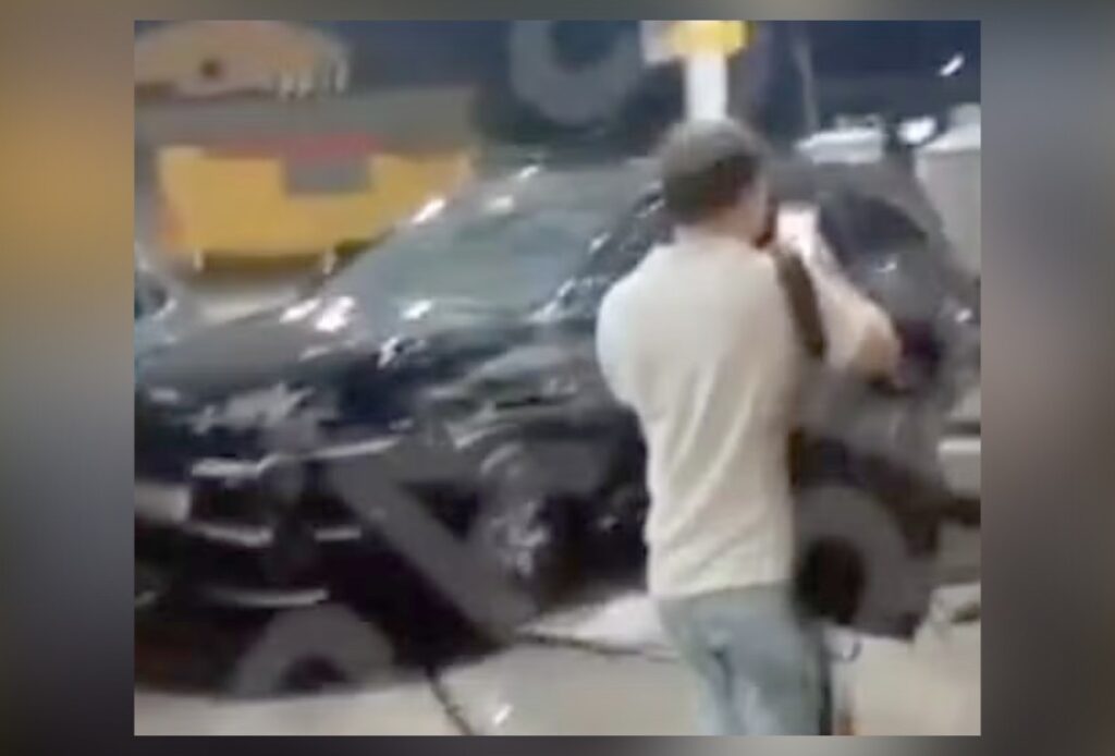 O prefeito do Rio de Janeiro, Eduardo **Paes**, afirmou em suas redes sociais que um de seus secretários foi vítima de um **ataque**. Segundo a publicação, o incidente ocorreu em um contexto que ele descreveu como um "estado sem lei". A declaração de Paes gerou repercussão imediata, destacando a preocupação com a segurança pública na cidade. O prefeito não forneceu detalhes específicos sobre o ocorrido, mas sua mensagem trouxe à tona questões sobre a violência urbana e a necessidade de medidas mais eficazes para proteger os cidadãos. Em contraste com a declaração de Paes, a **polícia** apresentou uma versão diferente dos fatos. De acordo com as autoridades, o incidente foi, na verdade, uma tentativa de **assalto**. Essa divergência nas narrativas ressalta a complexidade dos desafios enfrentados pelas forças de segurança na cidade. A polícia está conduzindo investigações para esclarecer as circunstâncias do ocorrido e identificar os responsáveis. Enquanto isso, a população aguarda por respostas concretas e ações que possam mitigar a sensação de insegurança que permeia o cotidiano dos cariocas. O episódio envolvendo o secretário e as declarações subsequentes do prefeito e da polícia refletem um cenário de tensão e incerteza. A cidade do Rio de Janeiro, conhecida por sua beleza e cultura vibrante, também enfrenta desafios significativos em termos de **segurança pública**. A discrepância entre as versões apresentadas por Paes e pela polícia levanta questões sobre a comunicação e a coordenação entre as autoridades municipais e as forças de segurança. Este caso específico serve como um lembrete da importância de estratégias integradas e transparentes para enfrentar a criminalidade e garantir a segurança de todos os cidadãos.