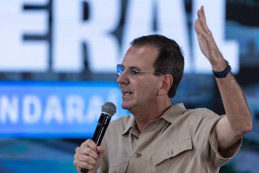 **Eduardo Paes Critica Decisão do TSE e Defende 'Diretas Já' para Eleição no RJ** O cenário político do Rio de Janeiro tem sido marcado por intensas discussões e reviravoltas recentes. **Eduardo Paes**, ex-prefeito do Rio de Janeiro e pré-candidato ao governo do estado, expressou sua insatisfação com a decisão do **Tribunal Superior Eleitoral (TSE)**, que determinou a realização de eleições indiretas para um mandato-tampão após a renúncia de Cláudio Castro. Mas o que levou a essa decisão e quais são as implicações para o futuro político do estado? **Por que o TSE decidiu por eleições indiretas?** Segundo a publicação, a decisão do TSE foi motivada pela renúncia de Cláudio Castro, que ocorreu pouco antes de a corte retomar um julgamento contra ele. Castro foi condenado por abuso de poder político e econômico nas eleições de 2022, o que resultou em sua inelegibilidade até 2030. A decisão de realizar eleições indiretas, em vez de diretas, gerou críticas, especialmente de Eduardo Paes, que defende que a população deveria ter o direito de escolher seus líderes diretamente. **Qual é a posição de Eduardo Paes sobre essa decisão?** Eduardo Paes manifestou sua insatisfação nas redes sociais, clamando por "DIRETAS JÁ!!!!". Ele argumenta que a população do Rio de Janeiro deveria ter o direito de escolher seus governantes diretamente, questionando como é possível garantir eleições limpas com a atual configuração política. Paes também indicou que estaria disposto a colocar seu nome como candidato em um eventual pleito direto. **Quem está atualmente no comando do estado?** Com a saída de Cláudio Castro e a renúncia do ex-vice-governador Thiago Pampolha, que assumiu uma cadeira no Tribunal de Contas, o estado do Rio de Janeiro vive um momento de transição. Atualmente, o presidente do Tribunal de Justiça do estado, o desembargador Ricardo Couto de Castro, ocupa interinamente o Palácio da Guanabara. Ele afirmou à Folha que sua função é ocupar situações emergenciais, destacando que "presidente de tribunal não está preparado para ser o governador do estado". **Quais são as críticas de Paes ao processo eleitoral?** Paes questiona a imparcialidade e justiça de um colegiado em que muitos membros fazem parte do grupo político que foi cassado pelo próprio TSE. Ele expressou preocupações sobre a possibilidade de fraudes, mencionando o caso "CEPERJ", que foi julgado pelo TSE e resultou na inelegibilidade de Castro. Paes teme que, com a atual configuração, as eleições de outubro possam ser comprometidas. **Quais são as perspectivas para o futuro político do Rio de Janeiro?** O futuro político do Rio de Janeiro permanece incerto. A decisão do TSE de realizar eleições indiretas foi corrigida após um erro na certidão de julgamento, que inicialmente apontava para um pleito direto. Com a atual instabilidade política e as críticas de figuras como Eduardo Paes, o estado enfrenta desafios significativos para garantir um processo eleitoral justo e transparente. Em resumo, a situação política no Rio de Janeiro é complexa e envolve uma série de decisões judiciais e políticas que impactam diretamente o futuro do estado. As críticas de Eduardo Paes refletem uma preocupação mais ampla com a transparência e a justiça do processo eleitoral, questões que serão cruciais nos próximos meses.