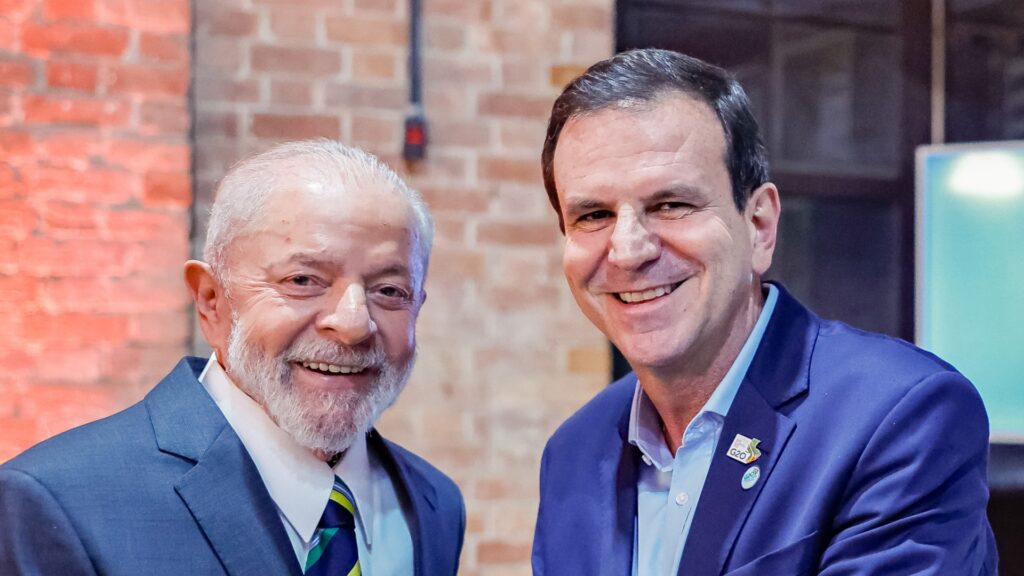 No último sábado, 21, o ex-prefeito do Rio de Janeiro, **Eduardo Paes**, anunciou sua intenção de concorrer ao cargo de governador do Estado do Rio de Janeiro pelo Partido Social Democrático (PSD). Durante o anúncio, Paes destacou seu compromisso em "salvar" o estado, prometendo melhorias significativas na qualidade de vida dos cidadãos fluminenses. Segundo a publicação, Paes afirmou: "O compromisso que firmo aqui hoje é de salvar o Estado do Rio de Janeiro. Essa é minha promessa maior: melhorar de verdade a vida da nossa gente." Essa declaração foi feita em uma postagem na plataforma X, onde ele também apresentou um balanço de seus quatro mandatos como prefeito da capital fluminense. **Eduardo Paes** é conhecido por sua atuação à frente da prefeitura do Rio de Janeiro, onde implementou diversas políticas públicas que, segundo ele, trouxeram avanços para a cidade. Durante seus mandatos, Paes focou em áreas como infraestrutura, saúde e educação, buscando modernizar a cidade e torná-la mais eficiente. Agora, ele pretende levar essa experiência administrativa para o governo estadual, com o objetivo de enfrentar os desafios que o Rio de Janeiro enfrenta, como a crise financeira e a segurança pública. Segundo o site, Paes acredita que sua experiência e conhecimento sobre a administração pública podem ser fundamentais para reverter a situação atual do estado. A promessa de **Eduardo Paes** de "salvar" o Rio de Janeiro como governador reflete um desejo de transformação e progresso. Ele enfatiza que sua principal meta é melhorar a vida dos cidadãos, abordando questões críticas que afetam o estado. A candidatura de Paes ao Palácio Guanabara representa uma tentativa de aplicar sua visão de gestão eficiente e comprometida, buscando soluções práticas para os problemas enfrentados pelo Rio de Janeiro. Segundo a publicação, Paes está determinado a trazer mudanças positivas e duradouras, reafirmando seu compromisso com o desenvolvimento e bem-estar da população fluminense.