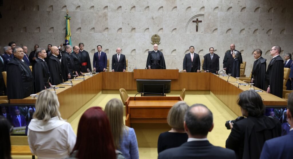 A recente decisão do **Supremo Tribunal Federal (STF)** permite que magistrados e integrantes do Ministério Público recebam até 70% acima do teto constitucional, resultando em salários que podem chegar a R$ 78.822,52. Essa medida será financiada pelos contribuintes brasileiros, gerando um impacto significativo nas finanças públicas. Segundo a publicação, essa decisão foi tomada em uma sessão realizada em 25 de março de 2026, e as novas regras entrarão em vigor a partir de abril de 2026. Mas o que levou a essa decisão? O ministro **Gilmar Mendes** leu um voto conjunto que apoiou a liberação desses pagamentos adicionais. A justificativa para essa decisão está relacionada a uma interpretação mais flexível das verbas indenizatórias, que são consideradas fora do limite constitucional. Essas verbas, fundamentadas na Emenda Constitucional 47 de 2005, são isentas de impostos e não entram no cálculo do teto salarial. Quantos funcionários públicos são afetados por essa decisão? De acordo com o estudo "Benchmark internacional sobre teto salarial no setor público", realizado pela República.org e pelo Movimento Pessoas à Frente, 53.488 funcionários públicos no Brasil ganham acima do teto constitucional. Destes, o Judiciário e o Ministério Público são responsáveis por R$ 14,7 bilhões dos R$ 20 bilhões gastos anualmente acima do teto. Qual é o impacto financeiro dessa decisão? Embora o ministro **Alexandre de Moraes** tenha estimado uma economia de R$ 7,3 bilhões anuais devido às limitações de até 70%, a diferença restante de R$ 7,4 bilhões será coberta pelos contribuintes. Isso significa que, apesar da economia projetada, os pagadores de impostos ainda arcarão com um custo significativo para permitir que juízes e membros do Ministério Público recebam acima do teto. Como essa decisão se compara a outras despesas públicas? Segundo o editorial do Poder360, os R$ 20 bilhões gastos anualmente acima do teto poderiam financiar por 17 anos a vacinação contra herpes-zóster para a população de risco, uma medida que o governo do presidente Luiz Inácio Lula da Silva considerou cara e não incluiu no SUS. Quais são as implicações legais dessa decisão? O ministro **Flávio Dino** havia dado um prazo de 60 dias para que os Três Poderes suspendessem os chamados "penduricalhos", ou seja, benefícios pagos fora do teto constitucional. No entanto, a decisão do STF flexibilizou essa liminar, permitindo que as verbas indenizatórias continuem a ser pagas, desde que estabelecidas em lei aprovada pelo Congresso Nacional. O que isso significa para o futuro das finanças públicas? A decisão do STF destaca a complexidade de equilibrar a remuneração justa para servidores públicos com a responsabilidade fiscal. A necessidade de regulamentar e limitar os pagamentos acima do teto constitucional continua a ser um tema de debate, com implicações significativas para o orçamento público e a percepção da justiça social no Brasil. Em resumo, a decisão do STF de permitir que magistrados e membros do Ministério Público recebam até 70% acima do teto constitucional levanta questões sobre a alocação de recursos públicos e a equidade no tratamento dos servidores públicos. Enquanto algumas economias são projetadas, o custo para os contribuintes permanece elevado, destacando a necessidade de um debate contínuo sobre a remuneração no setor público.