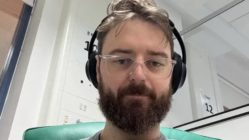 Dale Atkinson, um **pai de 35 anos**, compartilhou sua experiência ao ignorar sinais de alerta de saúde, que mais tarde foram diagnosticados como um **câncer inoperável**. Durante anos, Atkinson acreditou que os incômodos que sentia eram apenas consequências de uma rotina intensa, típica de quem cuida de dois meninos pequenos. Segundo a publicação no site Mistérios do Mundo, ele percebeu que havia ignorado esses sinais por "mais tempo do que percebeu", o que atrasou o diagnóstico e limitou suas opções de tratamento. A história de Atkinson destaca a importância de prestar atenção aos sinais do corpo e buscar avaliação médica quando surgem sintomas persistentes. Segundo o site, ele relatou que os sintomas iniciais eram sutis e facilmente atribuídos ao cansaço diário. No entanto, com o tempo, esses sinais se intensificaram, mas Atkinson continuou a minimizá-los, acreditando que eram normais devido ao seu estilo de vida agitado. Essa negligência acabou resultando em um diagnóstico tardio de câncer, que, segundo os médicos, já estava em um estágio avançado e considerado "inoperável". A experiência de Atkinson serve como um alerta para muitos que podem estar na mesma situação. Conforme destacado na publicação, é crucial que as pessoas não subestimem os sinais de alerta que o corpo pode dar. A detecção precoce de doenças, como o câncer, pode fazer uma diferença significativa nas opções de tratamento e prognóstico. Atkinson agora compartilha sua história para conscientizar outros sobre a importância de ouvir o próprio corpo e buscar ajuda médica ao notar qualquer mudança persistente na saúde.